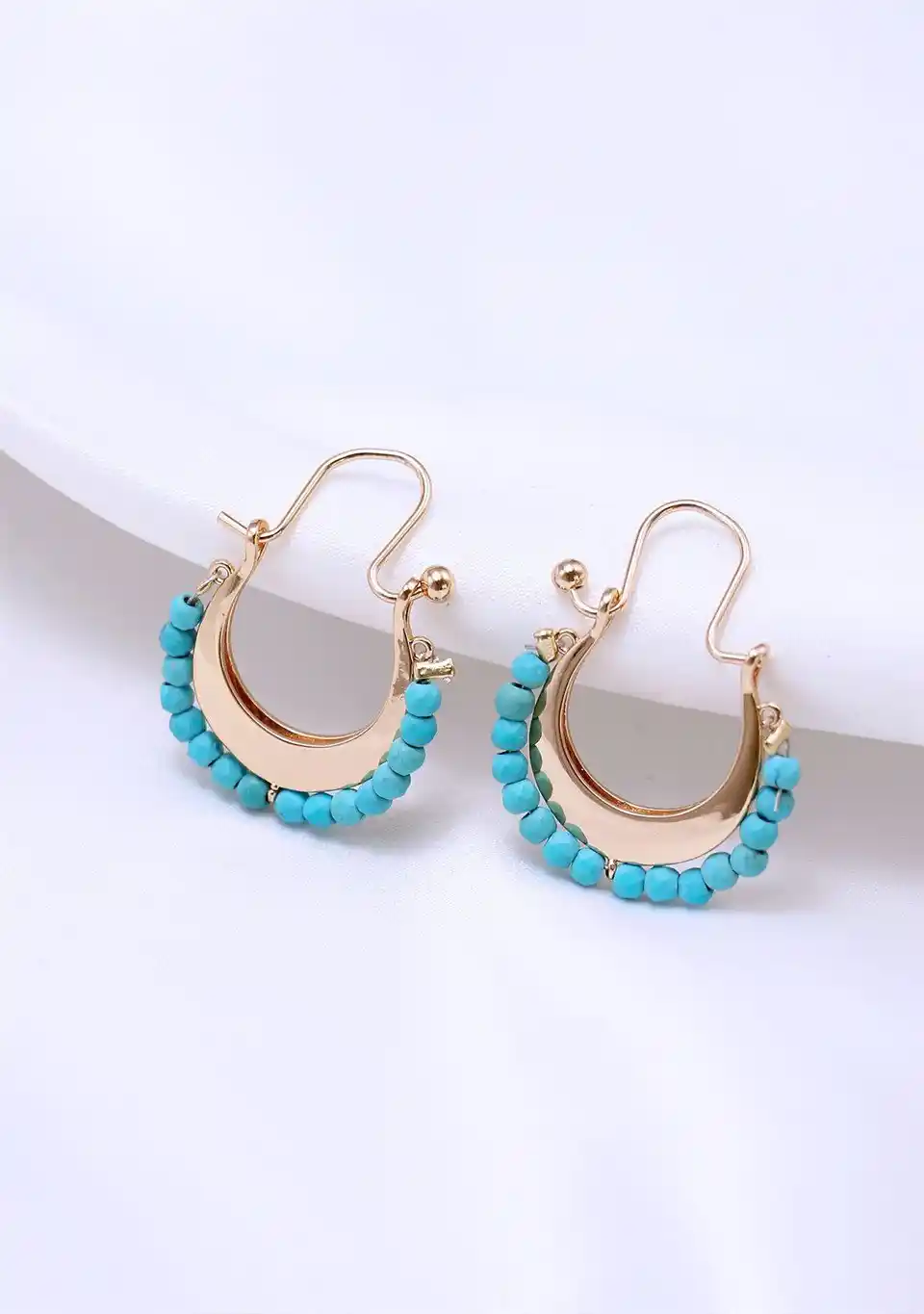 Mavi Boncuklu Altın Küpe ile Dekorasyonda Zarif ve Şık Dokunuşlar