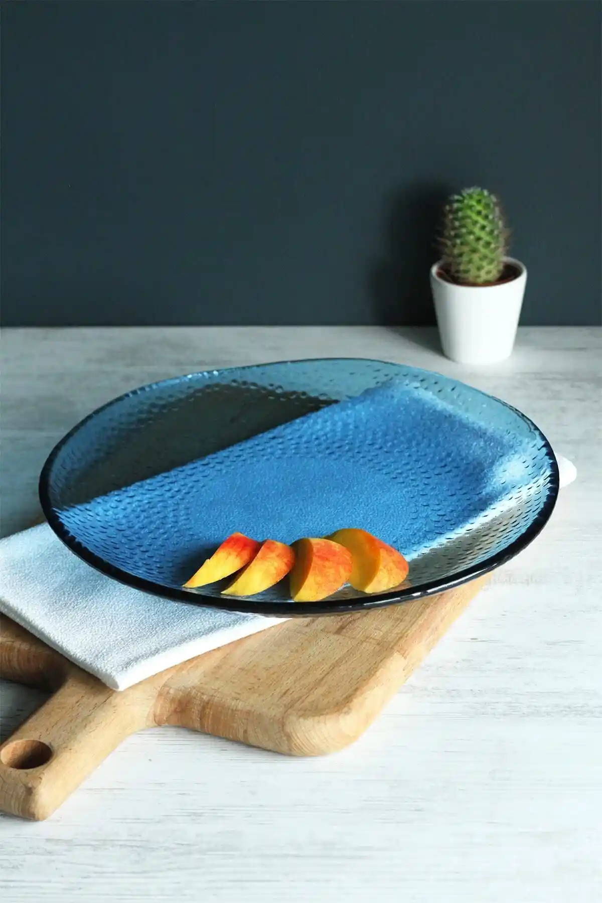 Mavi Cam Tabaklarla Dekorasyonda Zarafet ve Modern Dokunuşlar