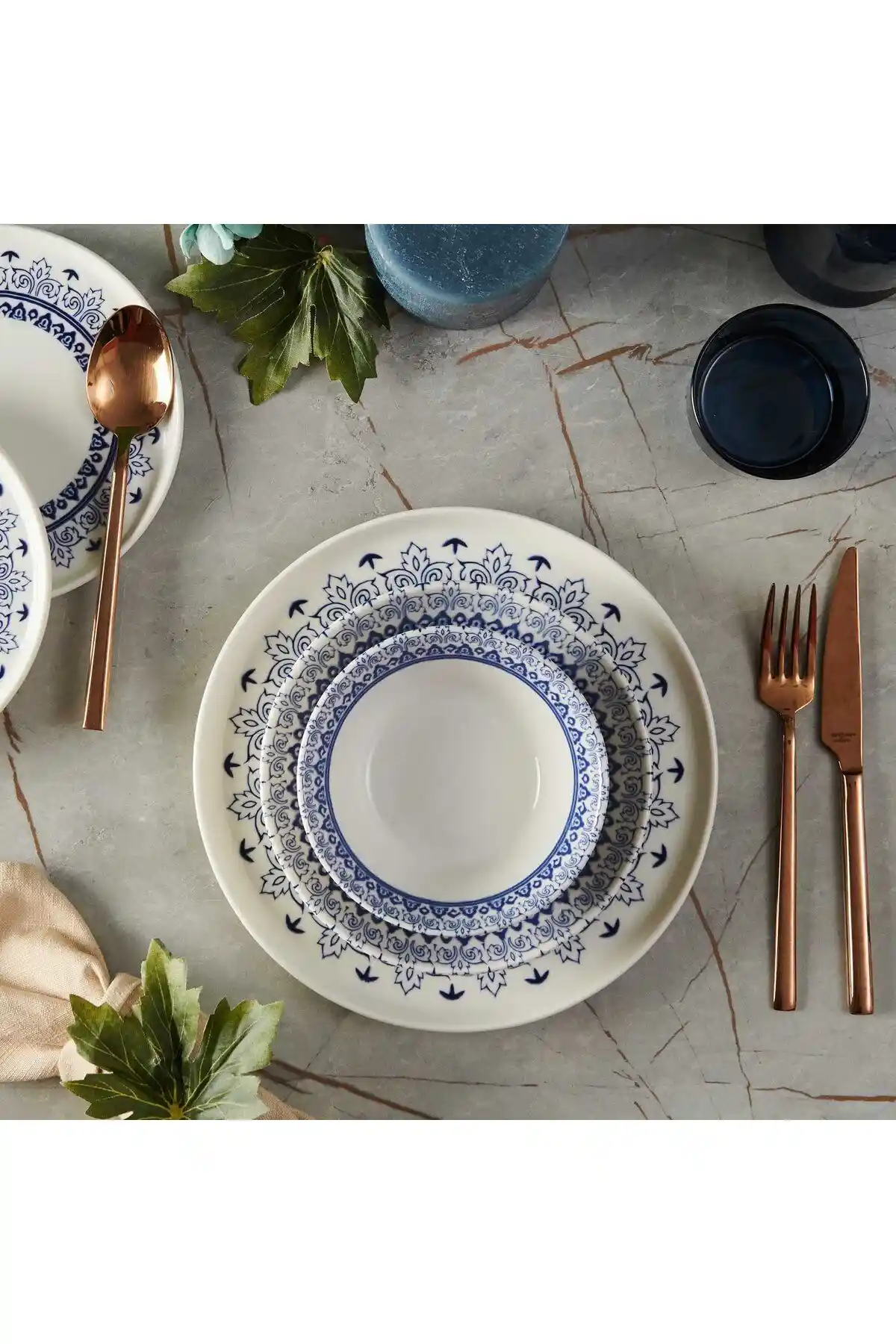Mavi ve Beyaz Yemek Takımlarıyla Dekorasyonda Zarafet ve Şıklık Rehberi