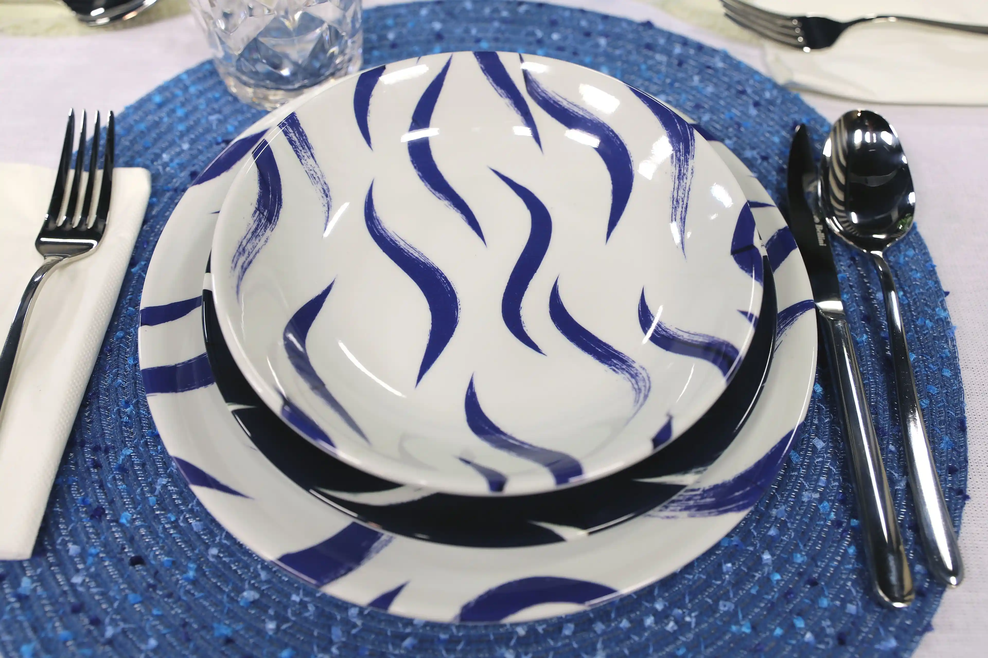 Melamin Tabaklar ve Dekorasyonda Kullanımı: Estetik ve Fonksiyonellik Arasındaki Denge