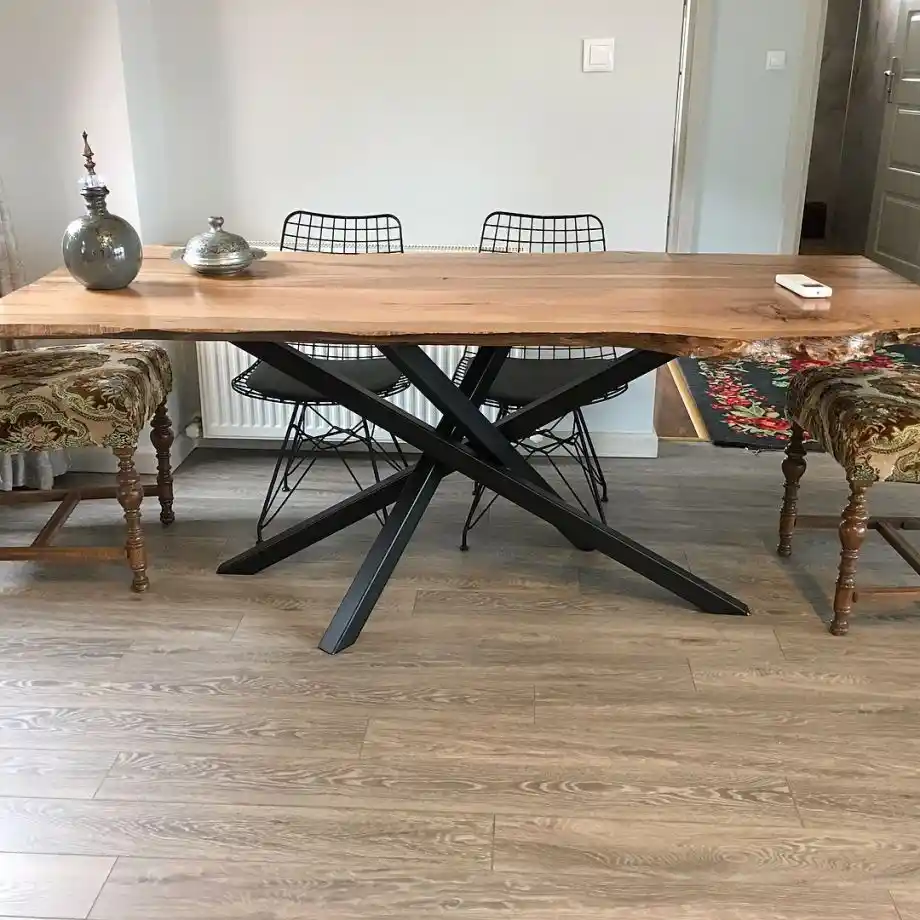 Metal Ayaklı Yemek Masaları Dekorasyonda Modern ve Dayanıklı Çözüm