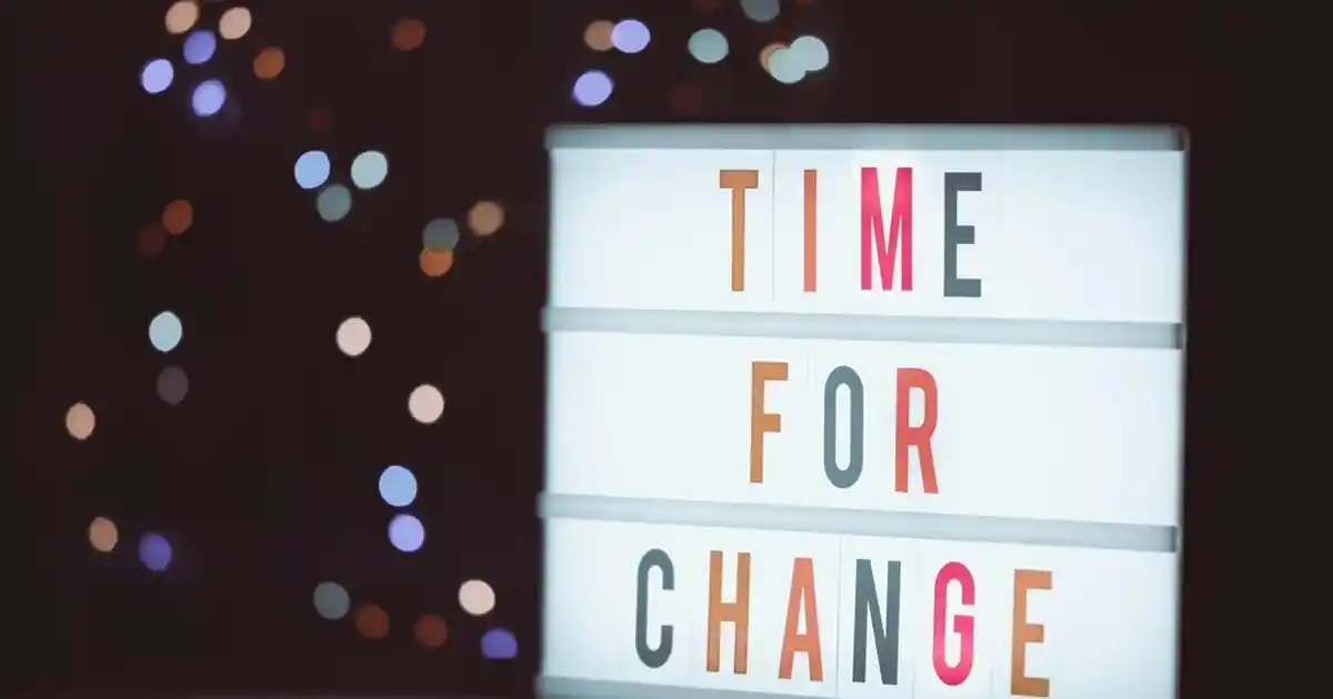 Metal Vazoların Dekorasyonda Kullanımı ve Modern İç Mekanlara Katkıları