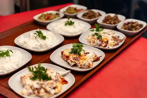 Meze Masası Dekorasyonu İpuçlarıyla Sofralarınıza Zarafet Katın