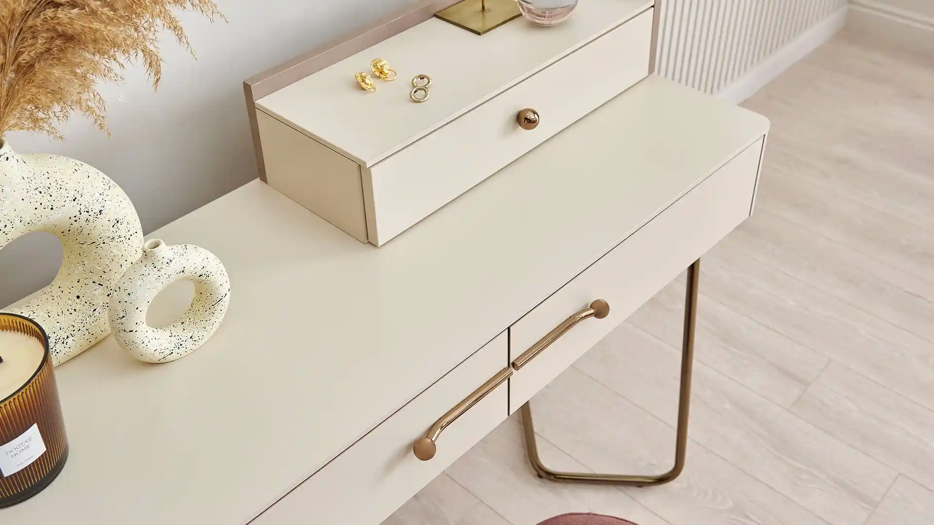 Milena Yatak Odası Dekorasyonu: Şıklık ve Konforun Birleştiği Modern Tasarım Yaklaşımları