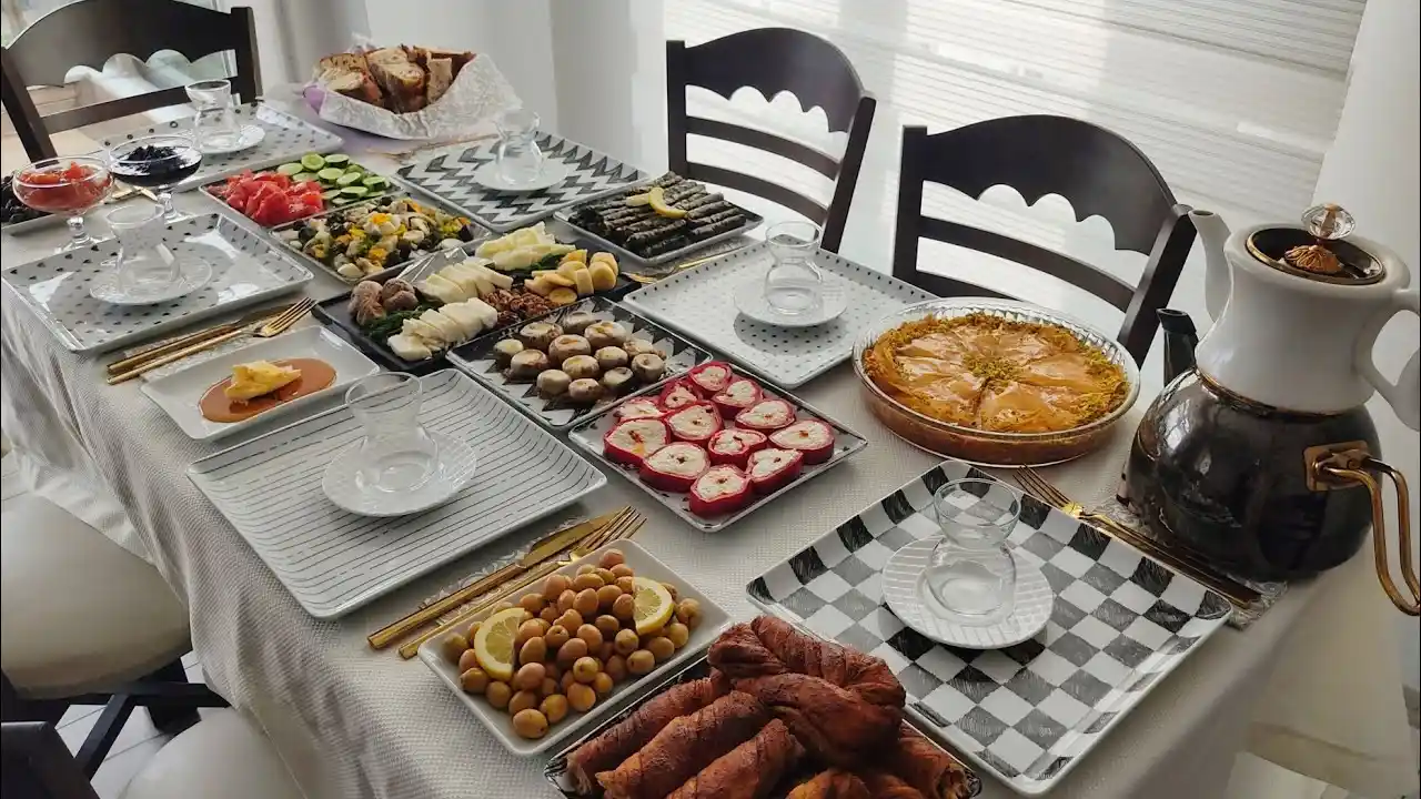 Misafir Masası Dekorasyonu İpuçları ve Trendlerle Şık Bir Sunum Yaratma