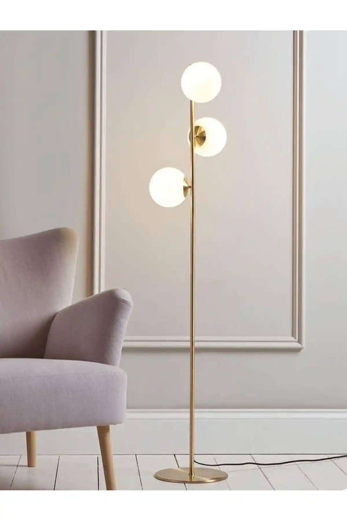 Modern Ayaklı Abajurlar ile Dekorasyonda Şıklık ve Fonksiyonellik Sağlayan Çözümler