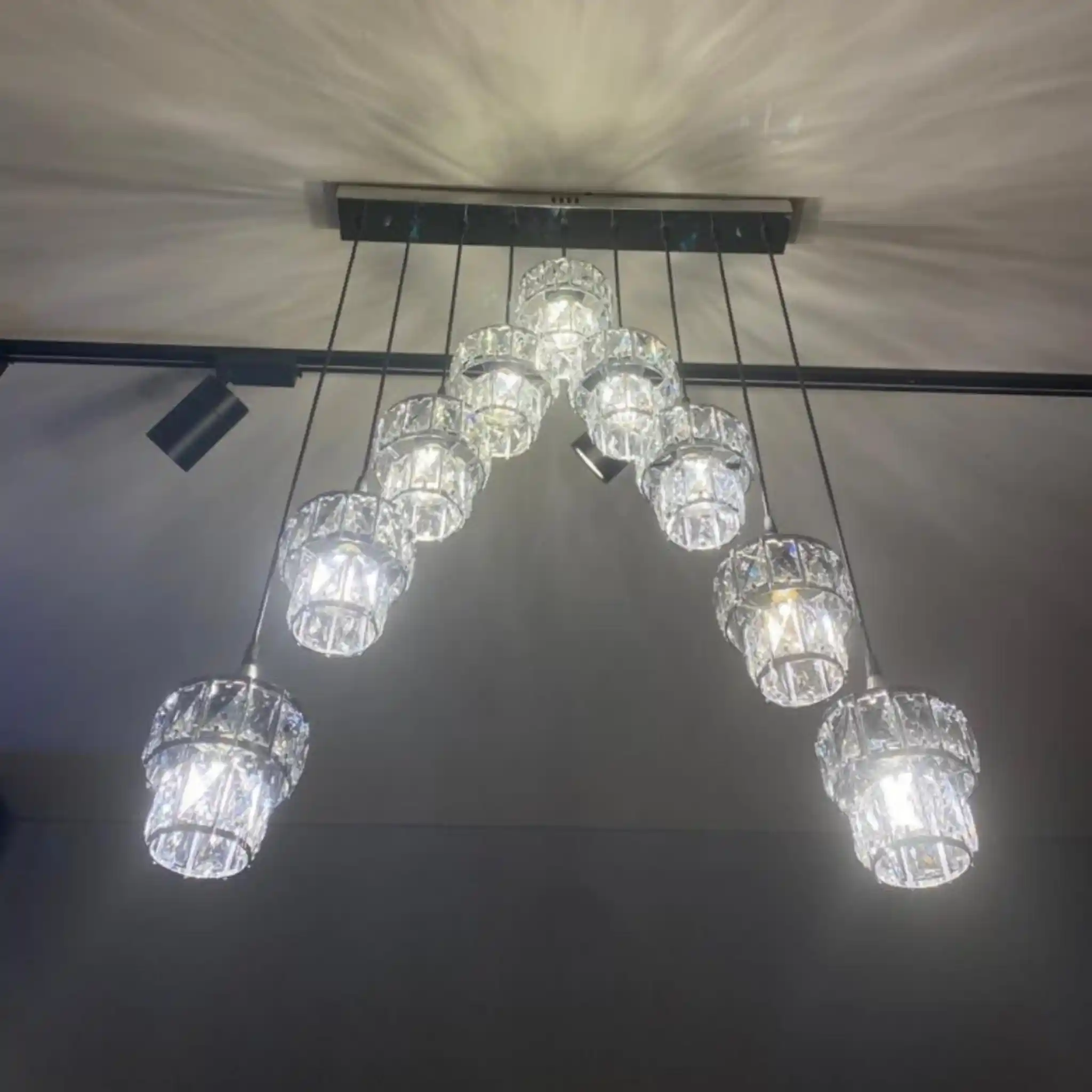 Modern Dekorasyonda Çoklu Sarkıt Avize ile Estetik ve Fonksiyonellik Sağlama