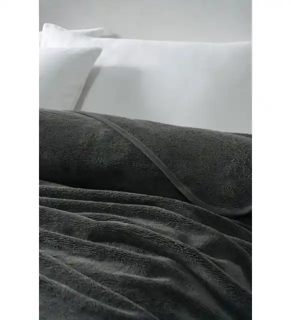 Modern Dekorasyonda Kadife Battaniyenin Estetik ve Fonksiyonel Kullanımı