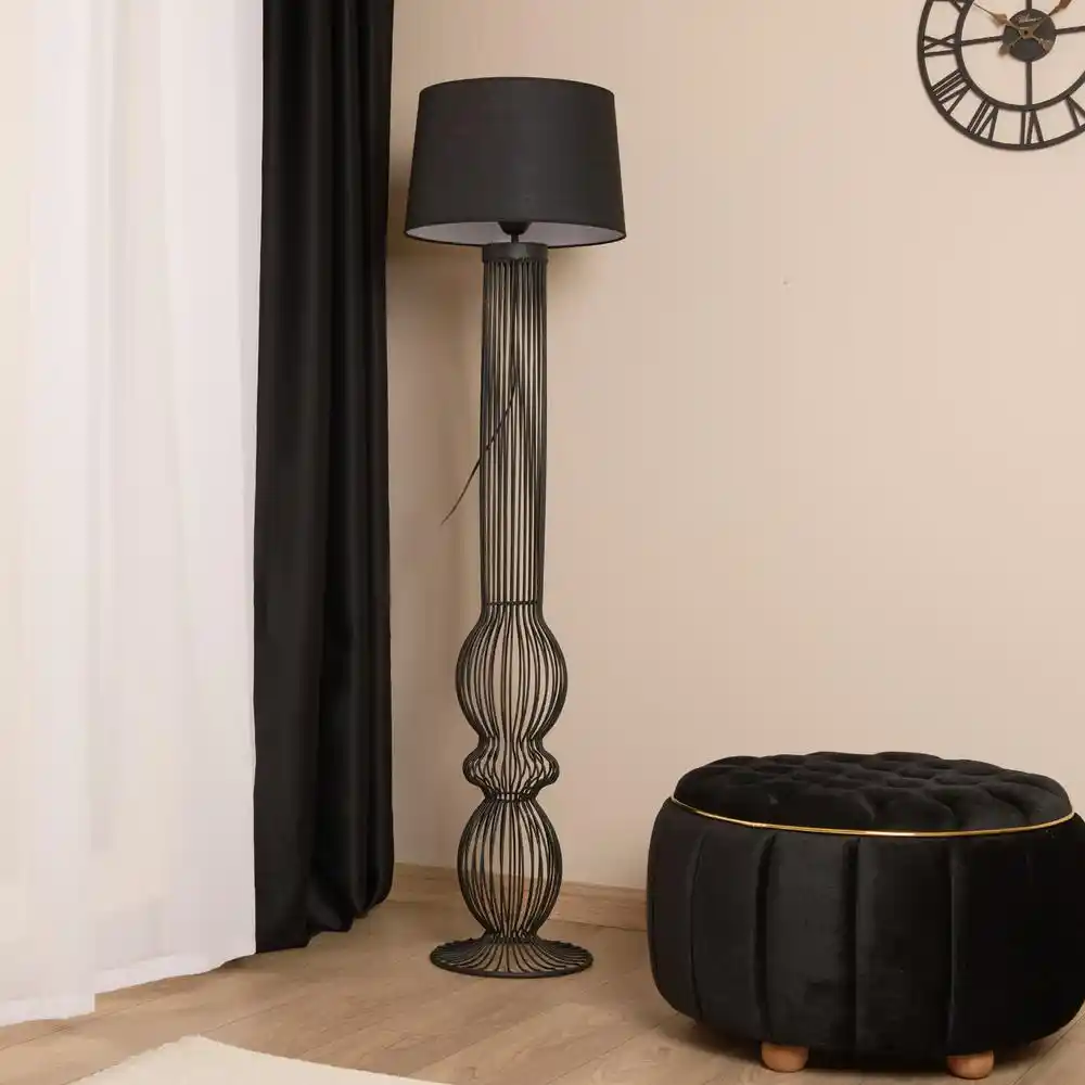 Modern ve Şık Siyah Metal Lambaderler ile Dekorasyonunuzu Yenileyin