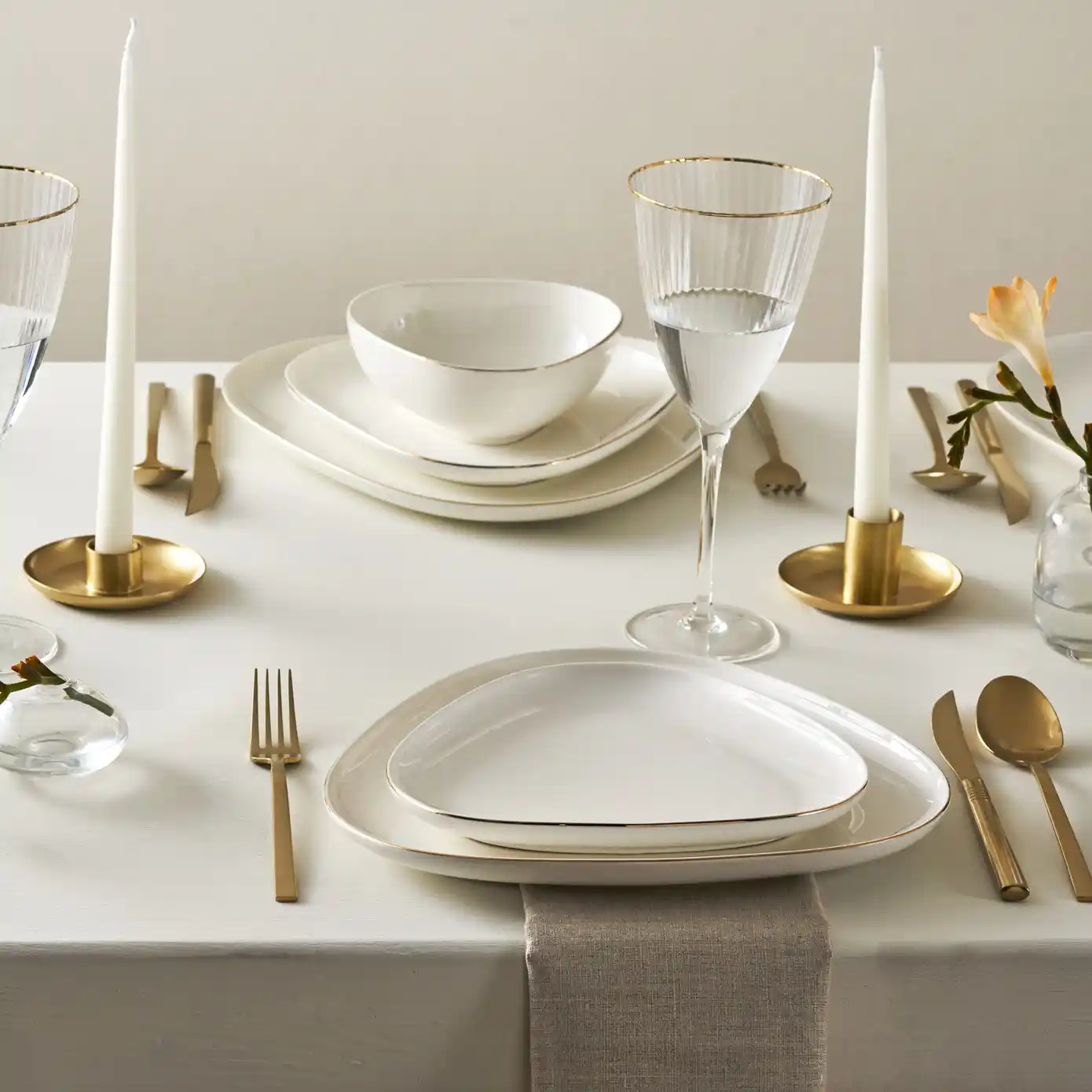 Modern ve Şık Üçgen Yemek Takımıyla Dekorasyonunuza Yenilik Katın