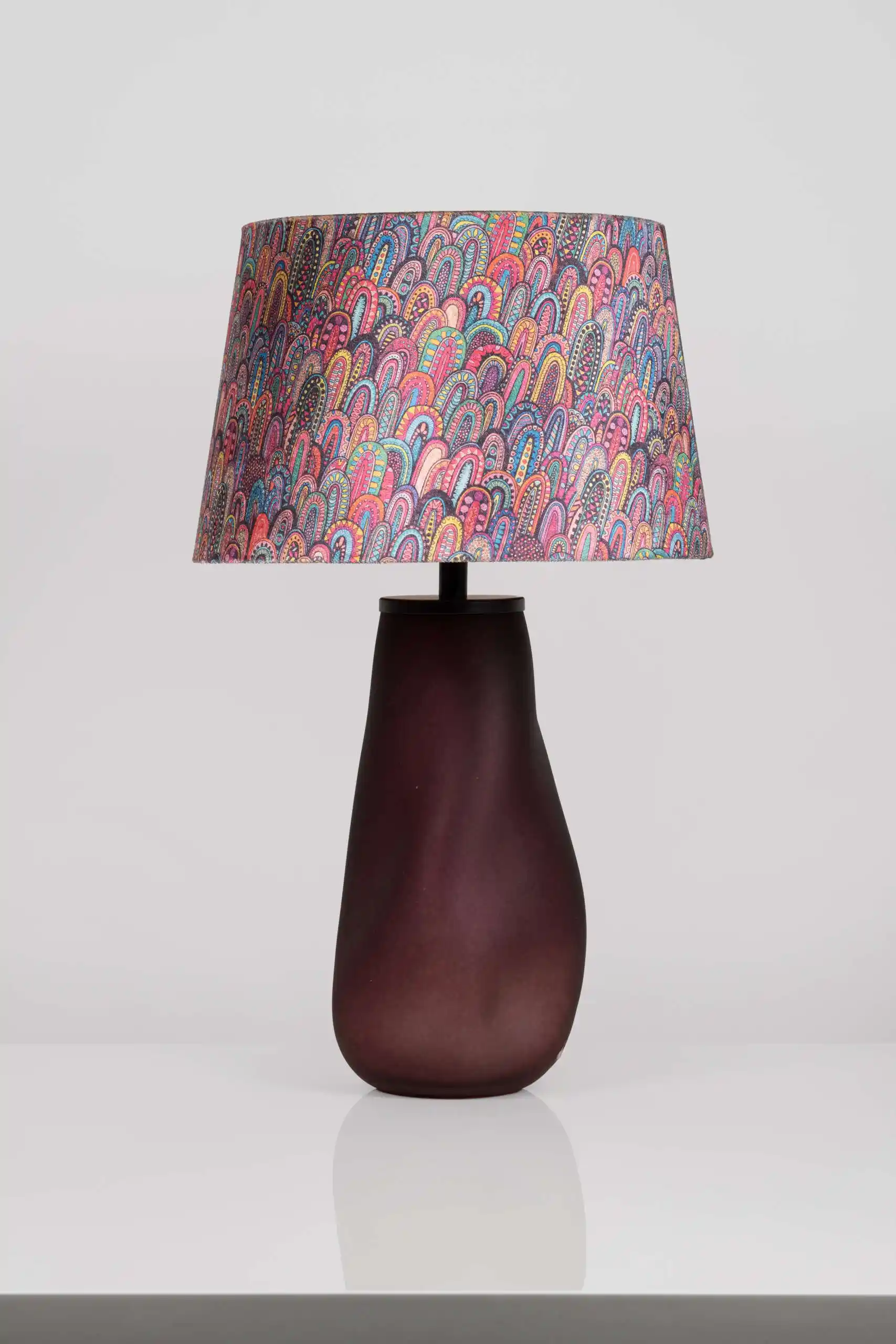 Mor Abajur Dekorasyonda Zarafet ve Atmosfer Yaratmanın En İyi Yolları