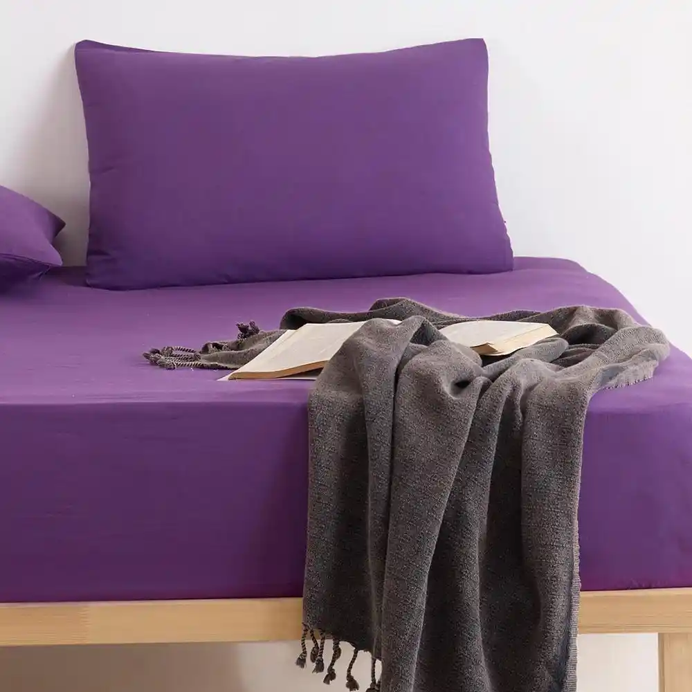 Mor Çarşaf ile Dekorasyonda Estetik ve İşlevsellik Sağlayan Yatak Odası Tasarımı