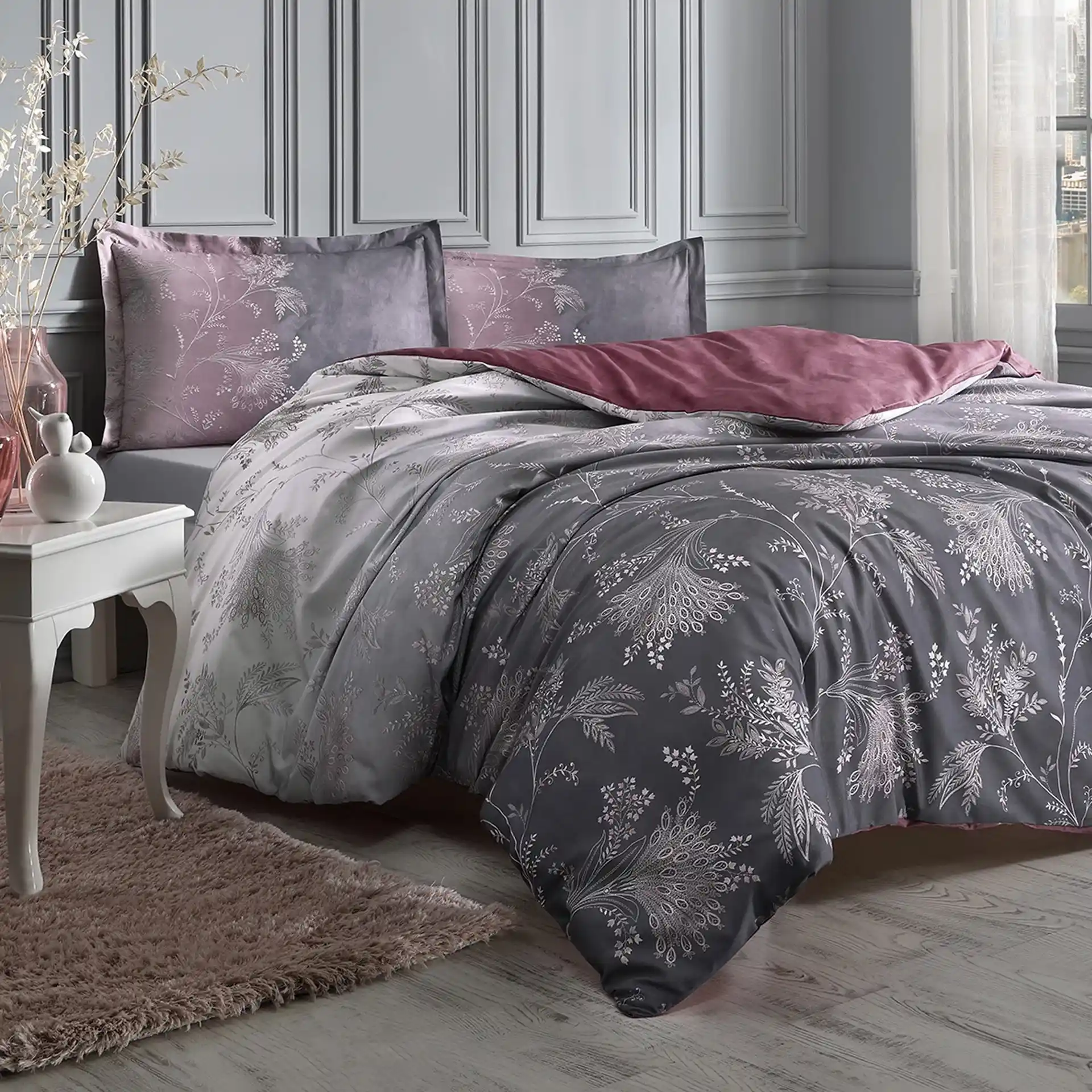 Mor Nevresim Takımıyla Yatak Odası Dekorasyonunda Şıklık ve Konforun Buluşması