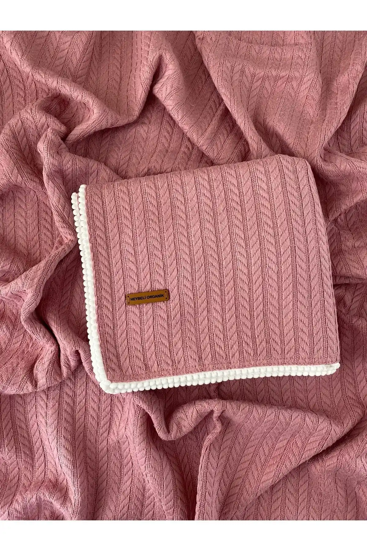 Mor Renkli Battaniyelerle Dekorasyonda Şıklık ve Konforun Birleşimi