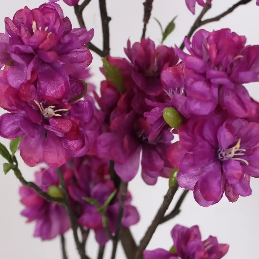 Mor Yapay Çiçeklerle Dekorasyonda Zarafet ve Doğallık Sağlayan Fikirler