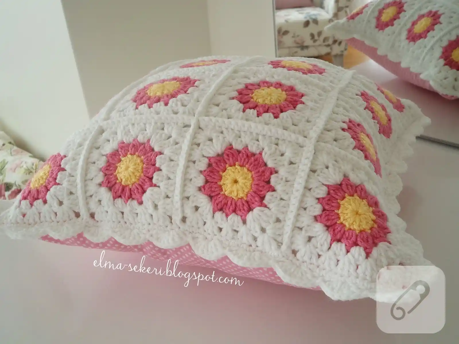 Motifli Kırlentlerle Dekorasyonun Şıklığını Artırmanın Etkili Yolları