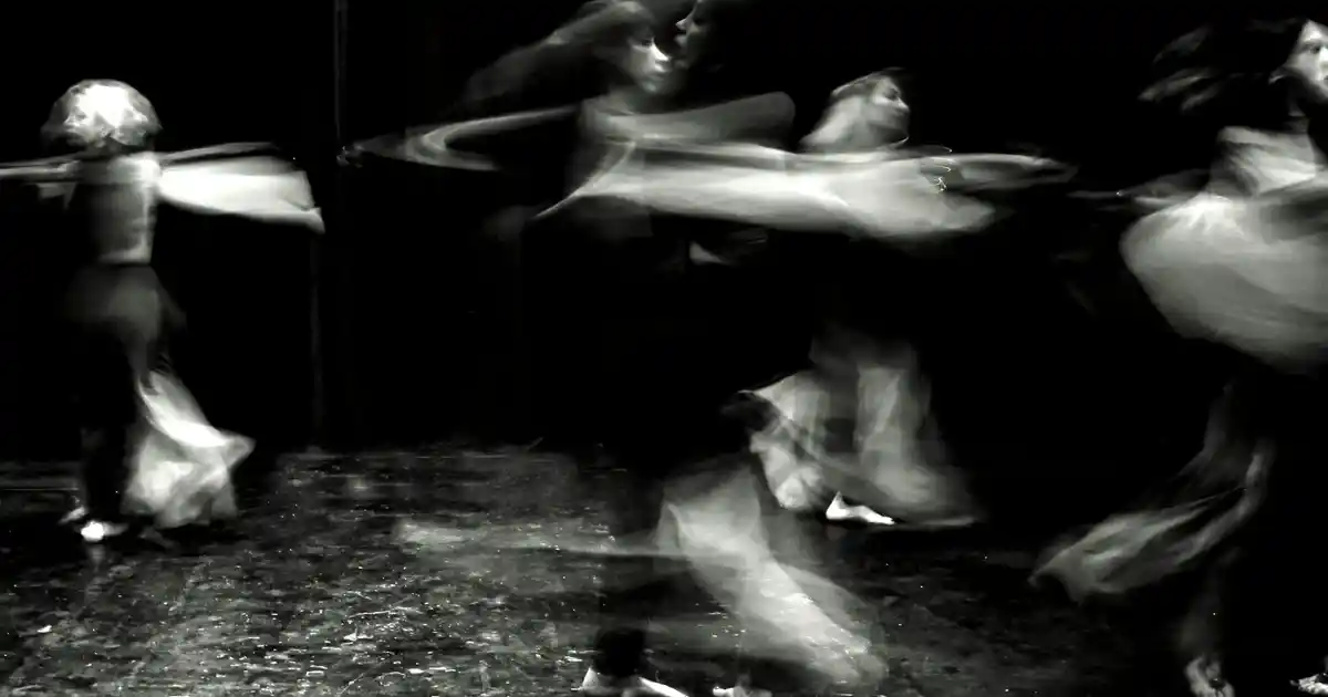 Mürdüm Rengi Yatak Örtüsü ile Yatak Odalarınıza Zarafet Katın