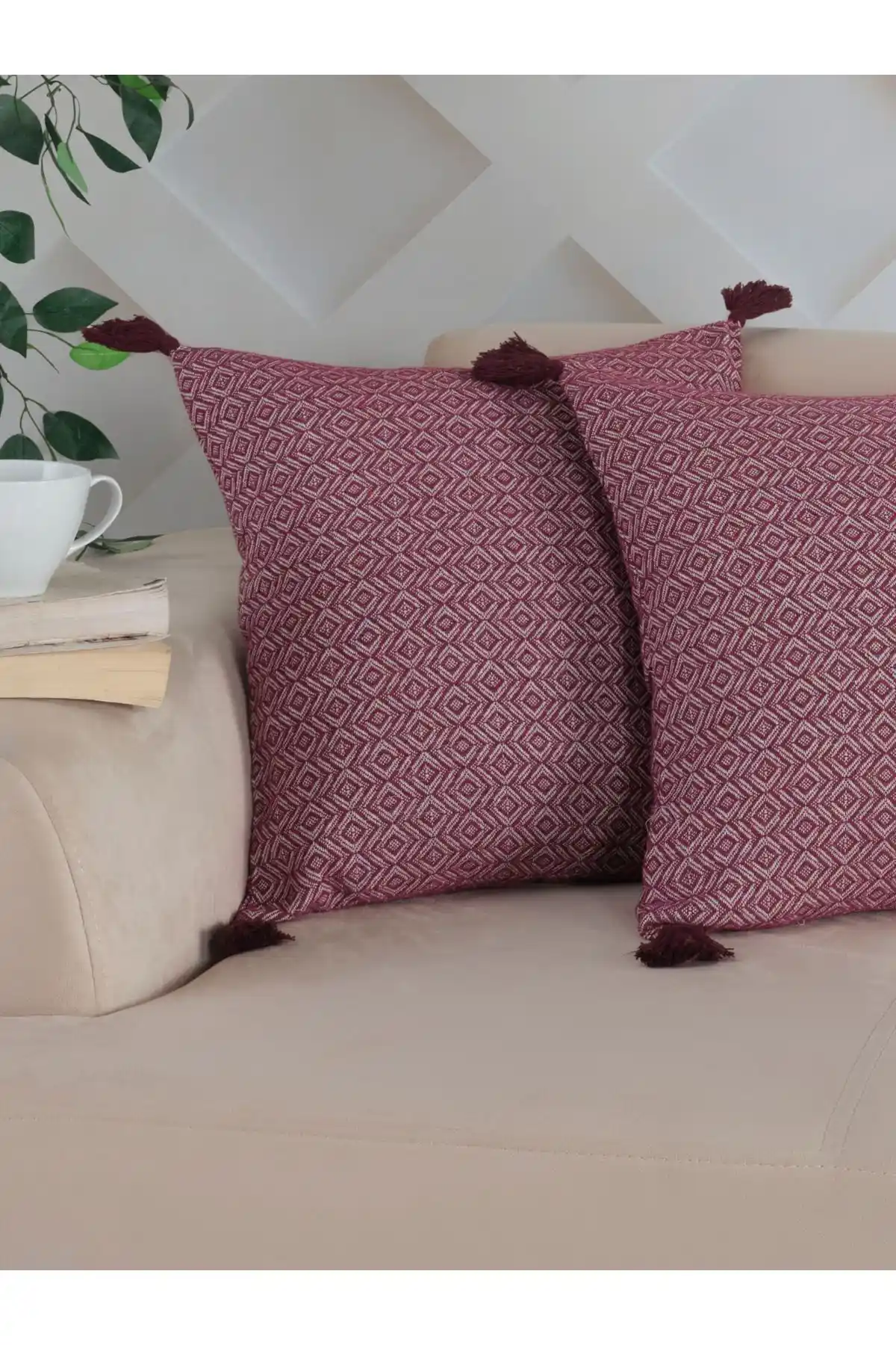 Mürdüm Renkli Kırlent Kılıfı ile Dekorasyonda Zarafet ve Renk Uyumu