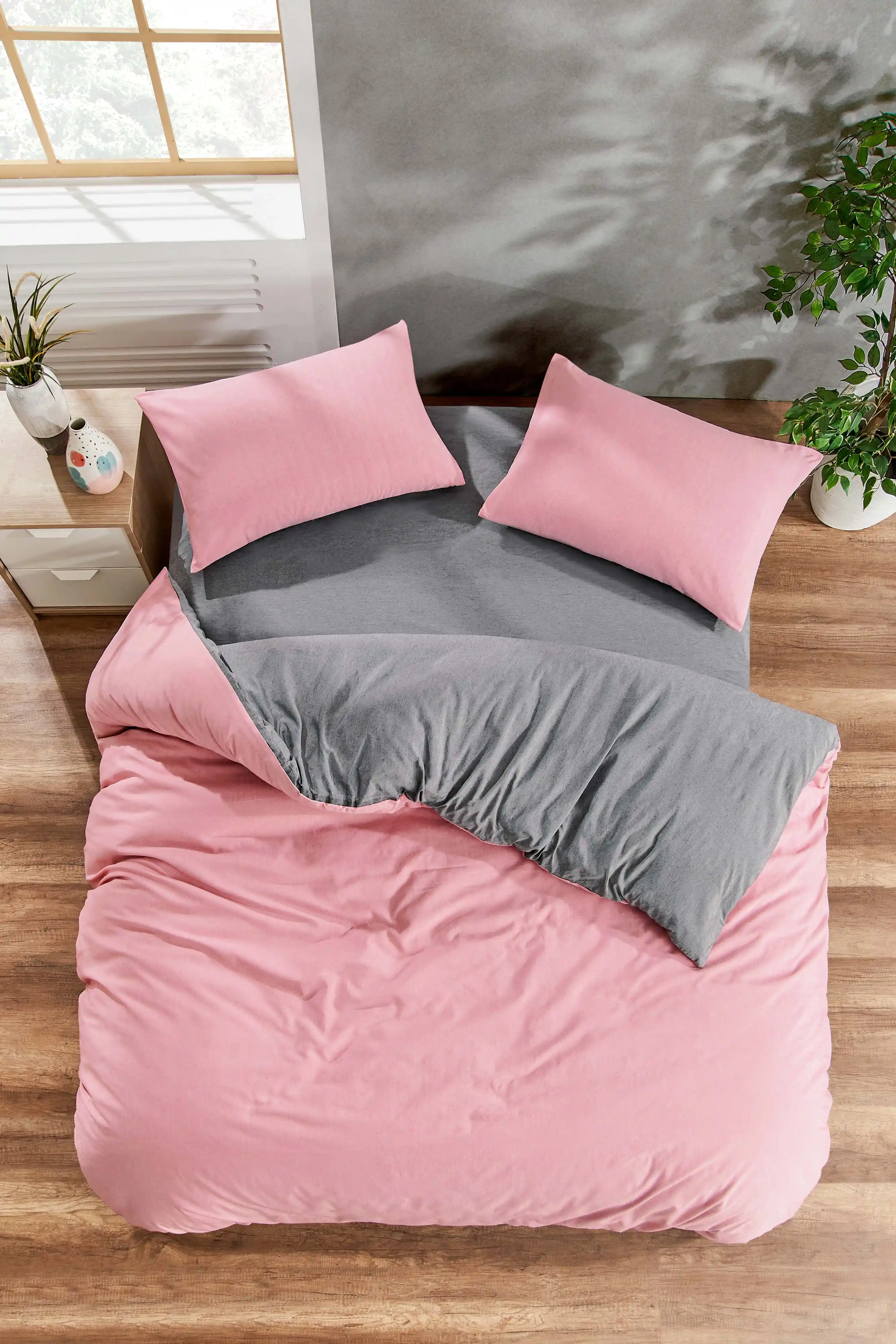 Mürdüm Renkli Nevresim Takımıyla Şık ve Modern Yatak Odası Dekorasyonu