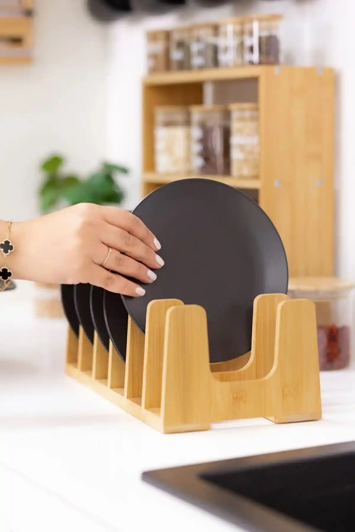 Mutfak Dekorasyonunu Yenilemek İçin Tabak Düzenleyicileri ve Organizatör Seçenekleri