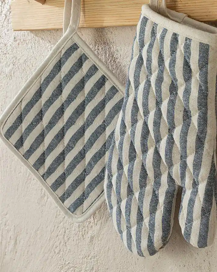 Mutfak Dekorasyonunu Zenginleştiren Şık ve Fonksiyonel Önlük Setleri