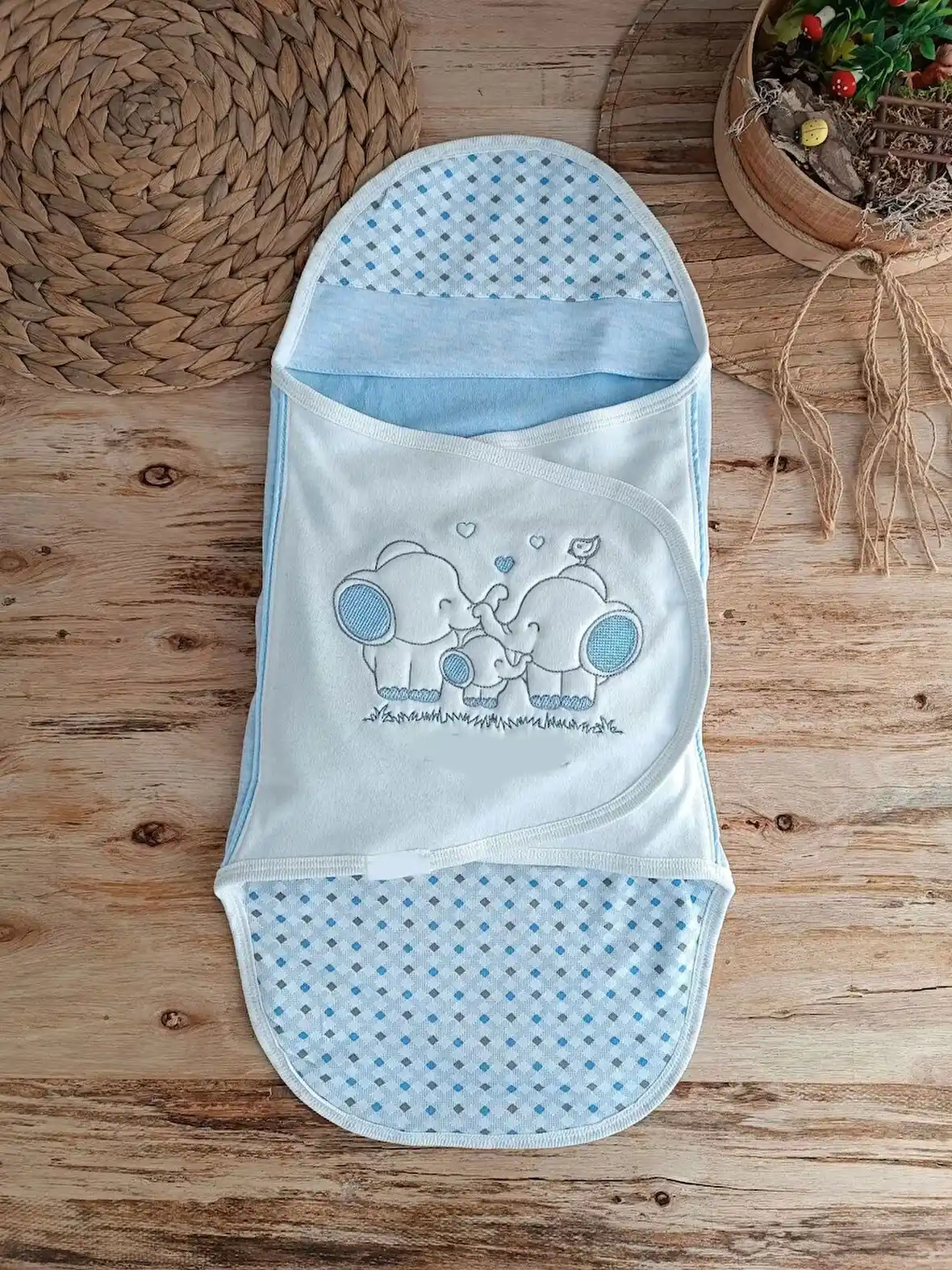 Nakışlı Bebek Kundak Modelleri ile Şık ve Fonksiyonel Bebek Odası Dekorasyonu