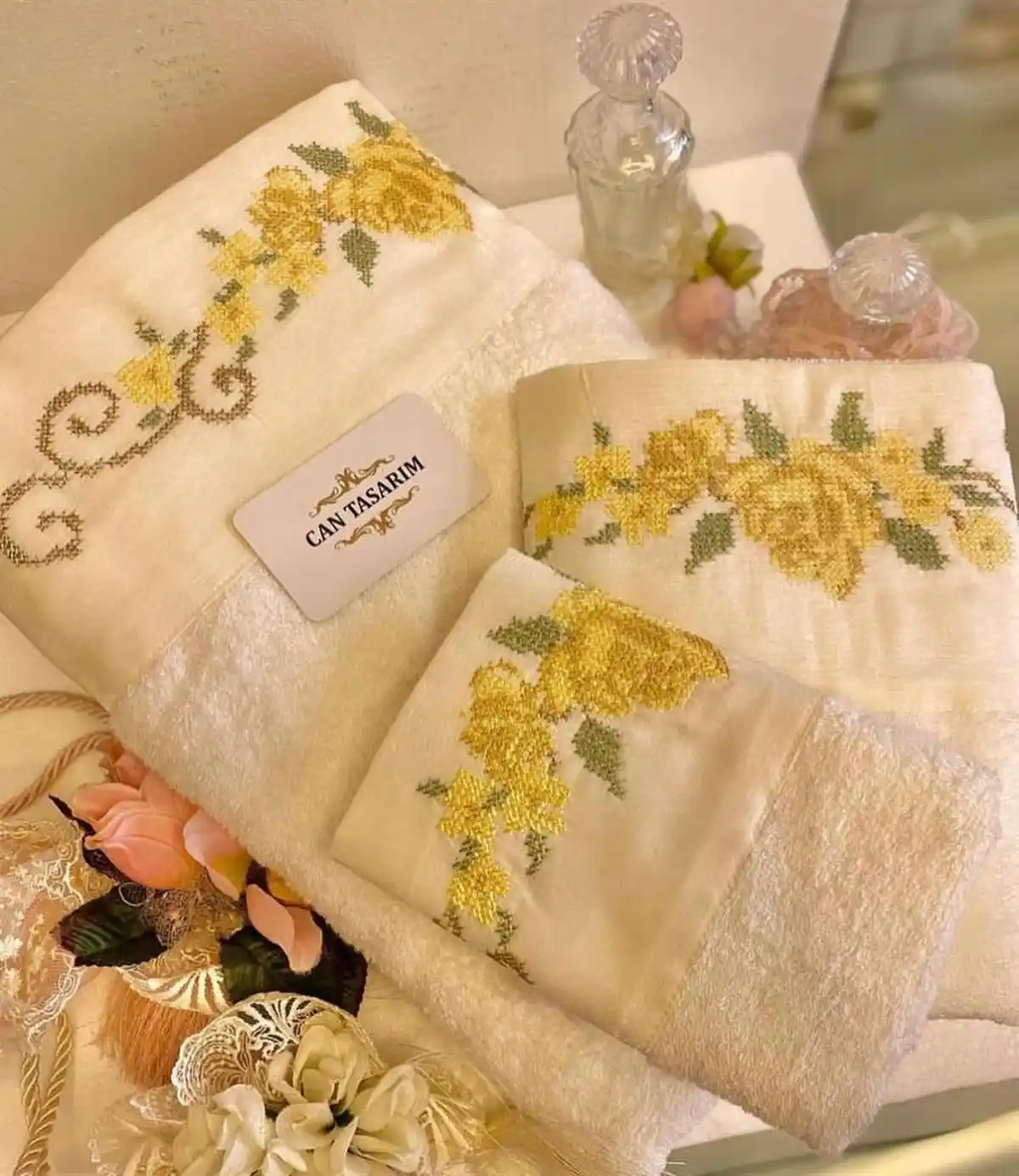 Nakışlı Havlular ile Dekorasyonda Zarafet ve İşlevselliği Bir Arada Sağlama Yöntemleri