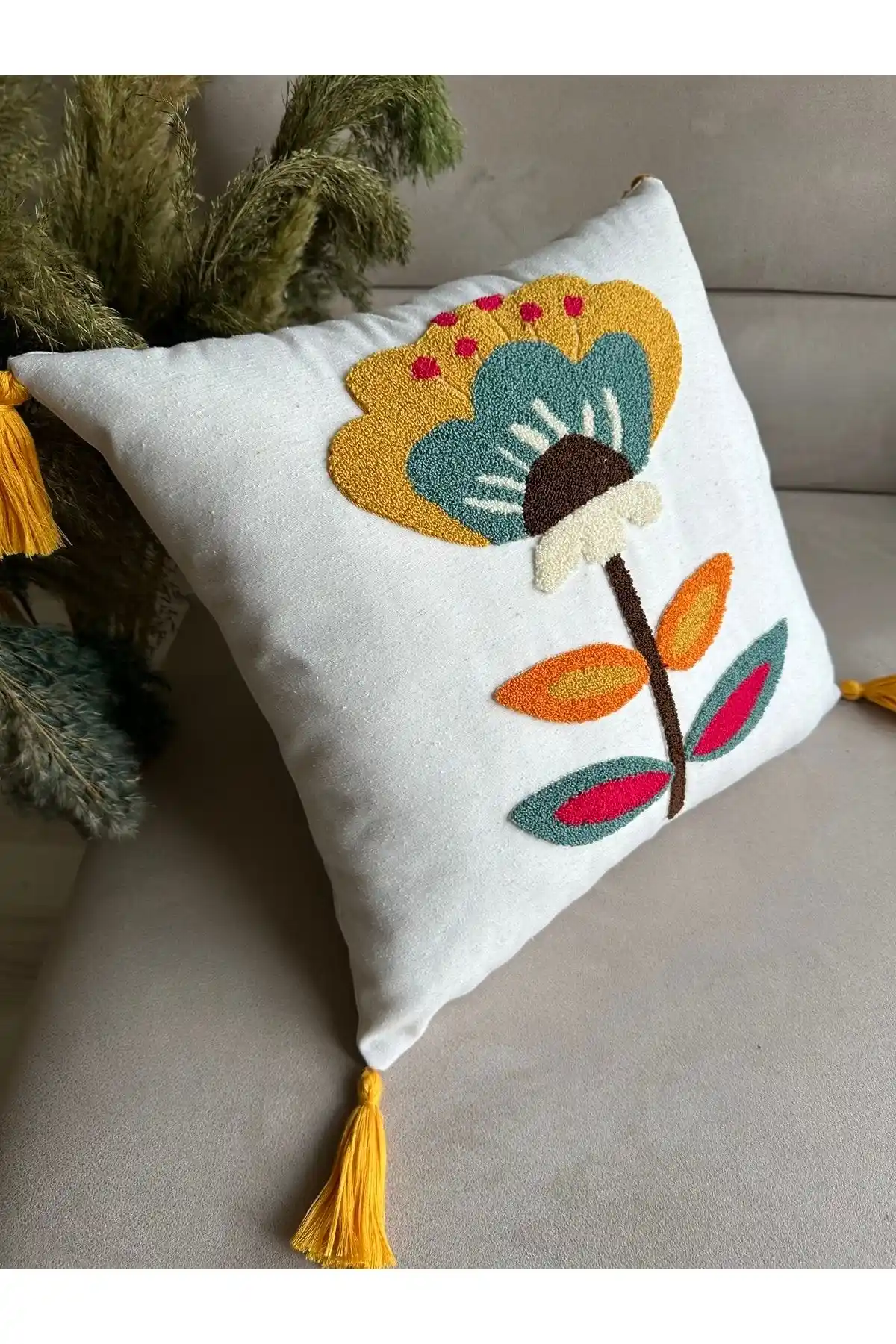 Nakışlı Kırlent Kılıfı ile Dekorasyonunuza Zarif ve Şık Dokunuşlar Yapın