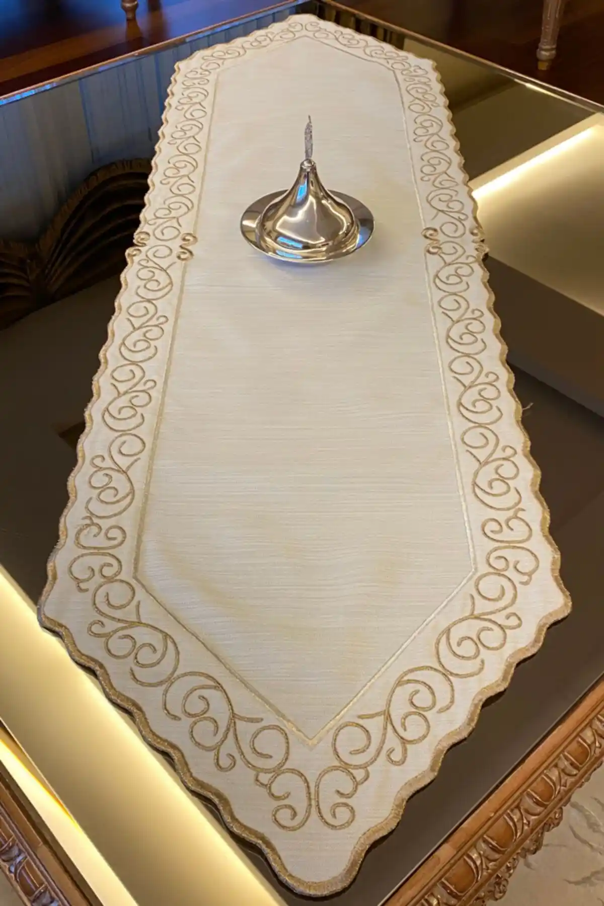 Nakışlı Runner ile Ev Dekorasyonunda Zarafet ve Şıklık Sağlayan Detaylar