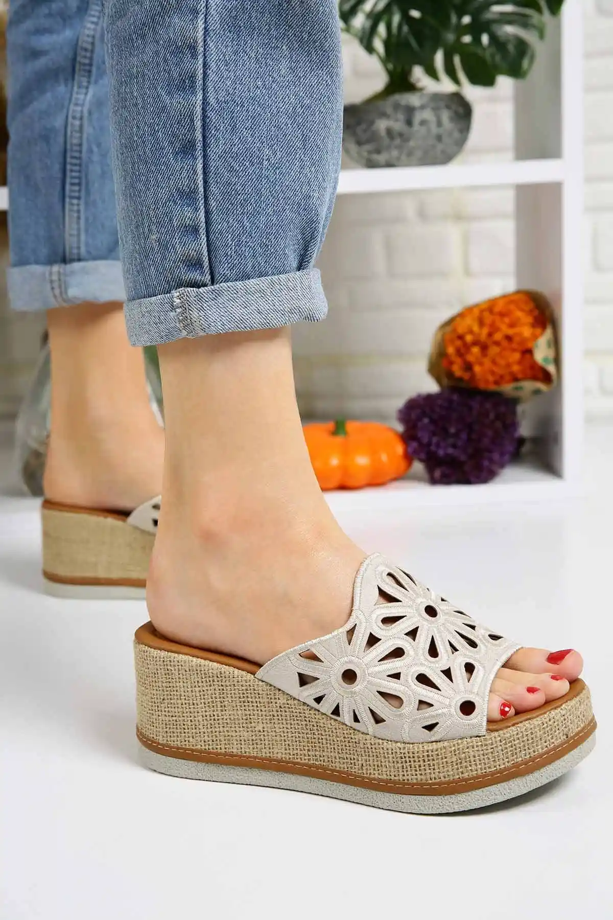 Nakışlı Terlikler ile Ev Dekorasyonunuza Zarif ve Şık Bir Dokunuş Katın