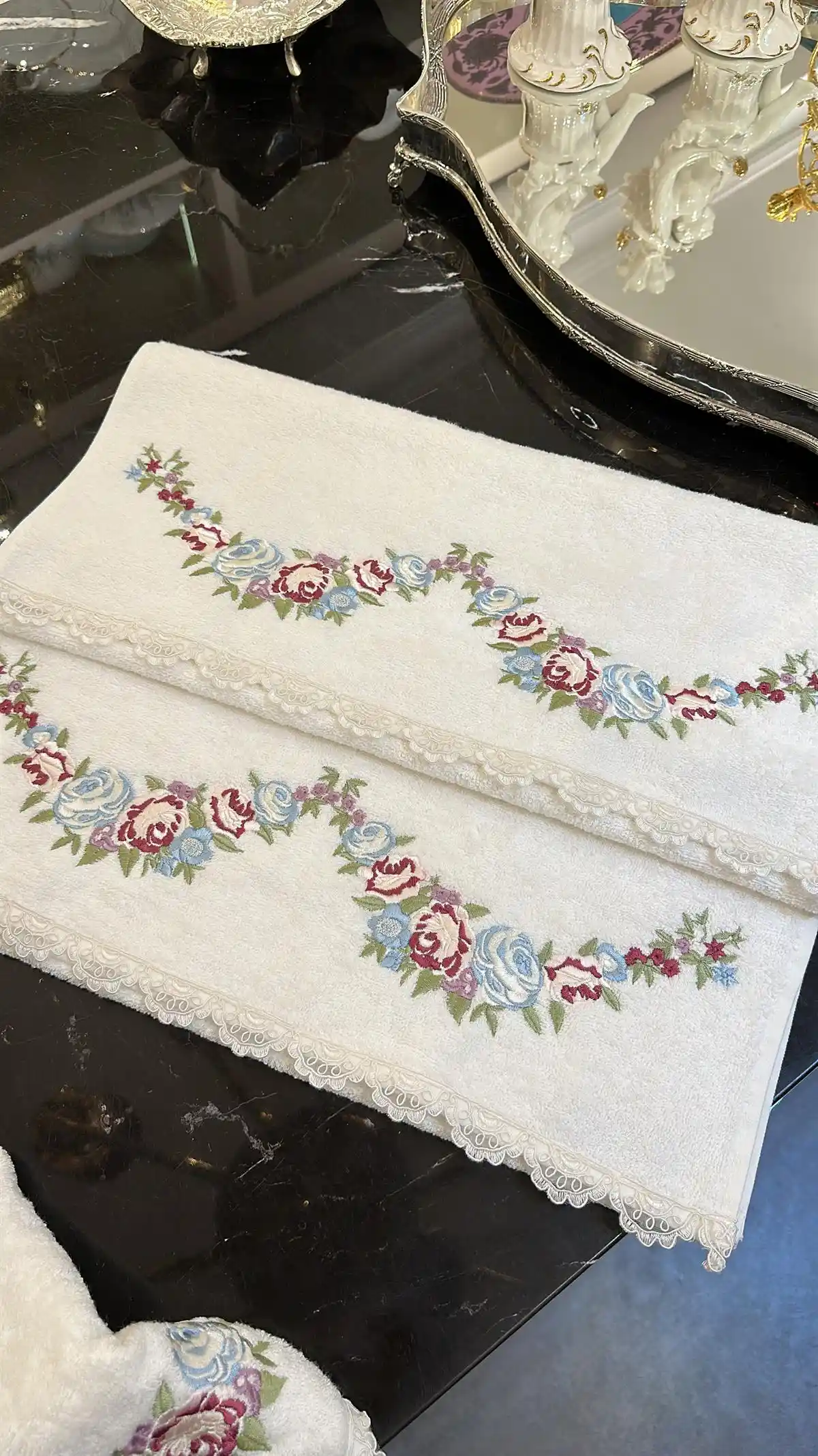 Nakışlı Yüz Havluları ile Dekorasyonda Zarafet ve İşlevselliğin Buluşması