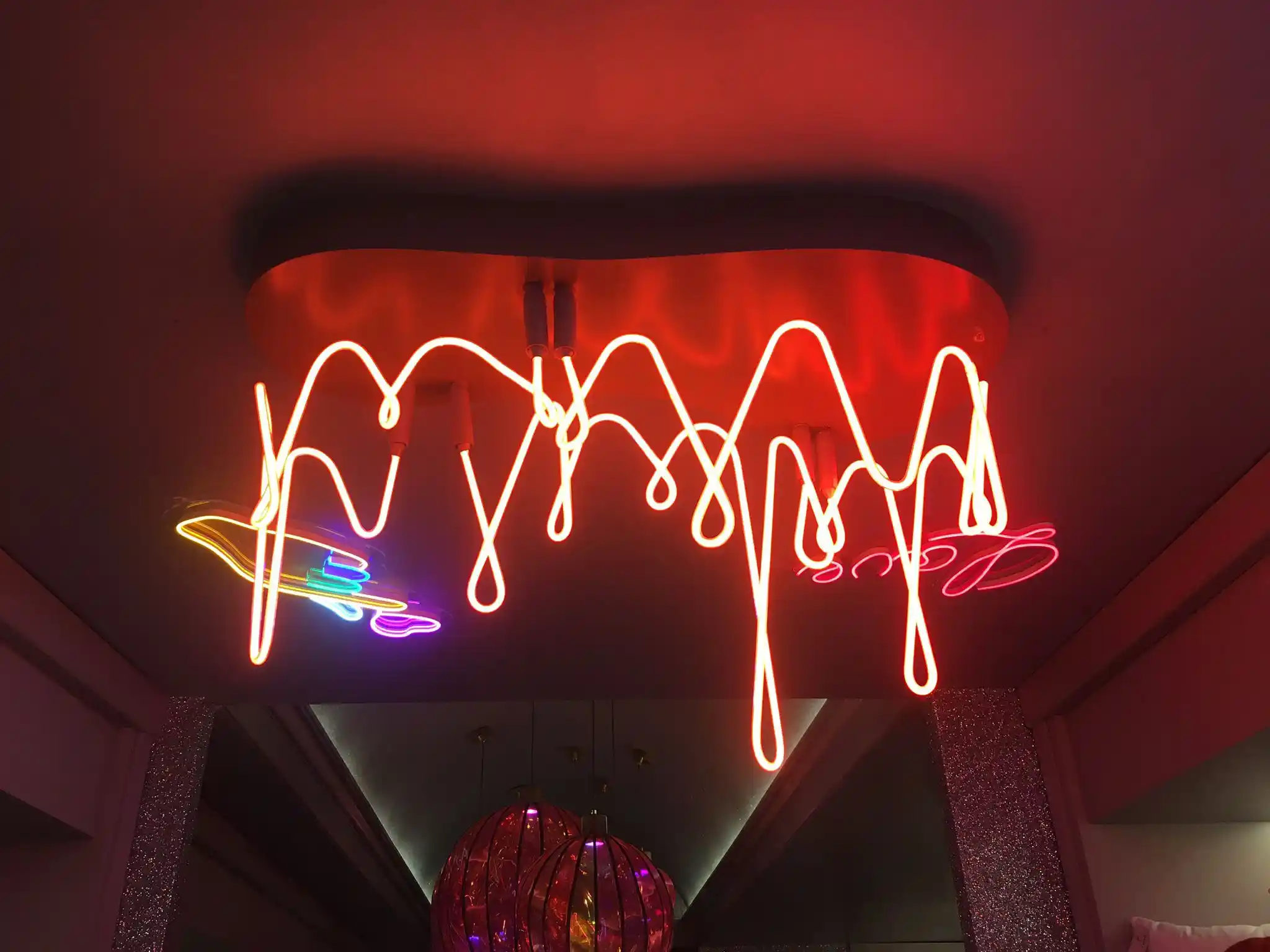 Neon Avize Dekorasyonunda Modern ve Çekici Aydınlatma Çözümleri