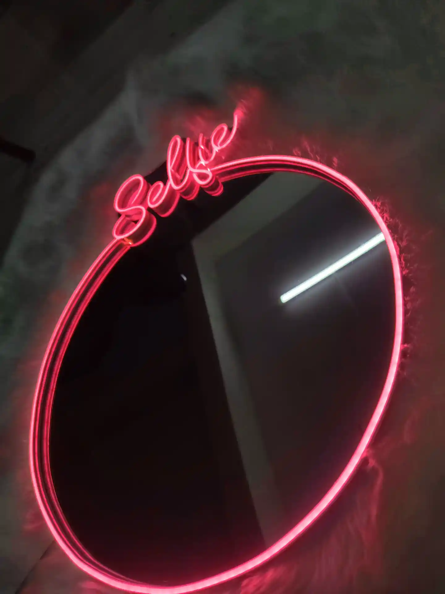 Neon Aynalar ile Modern Dekorasyon Trendlerini Mekânlarınıza Yansıtın