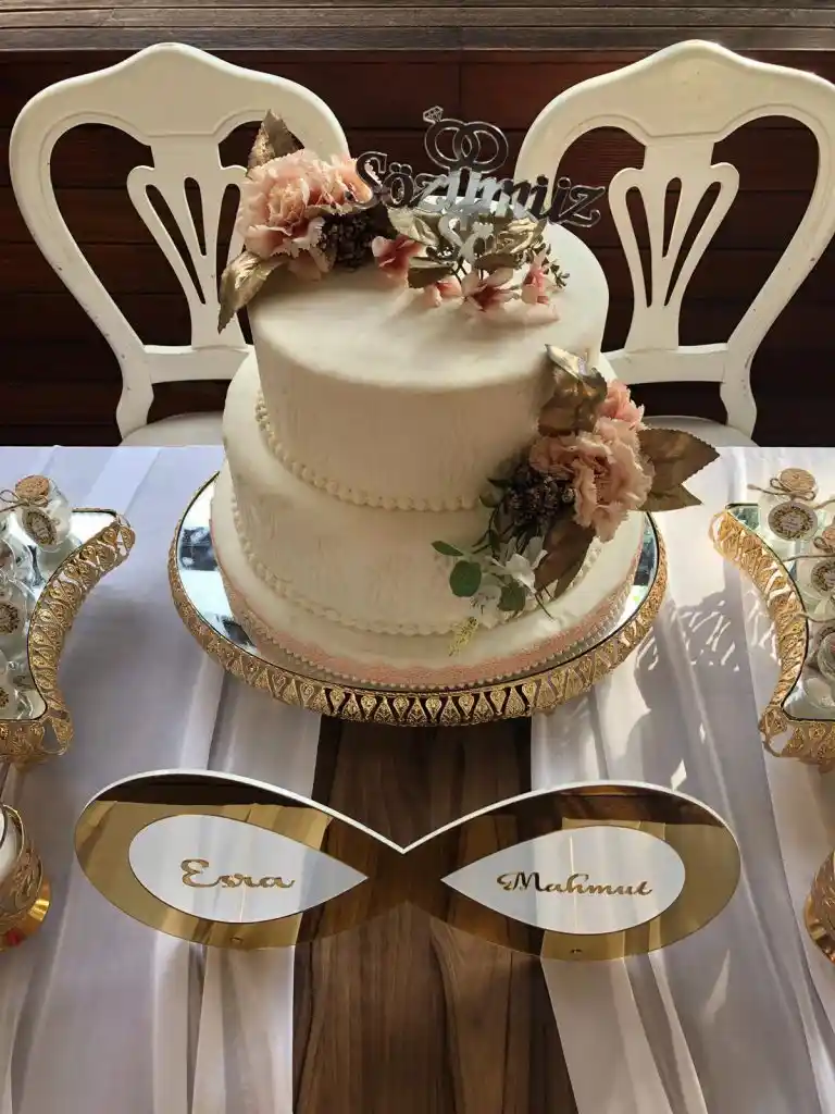 Nişan Maket Pasta Tasarımı ve Dekorasyonda Zarif Detaylar