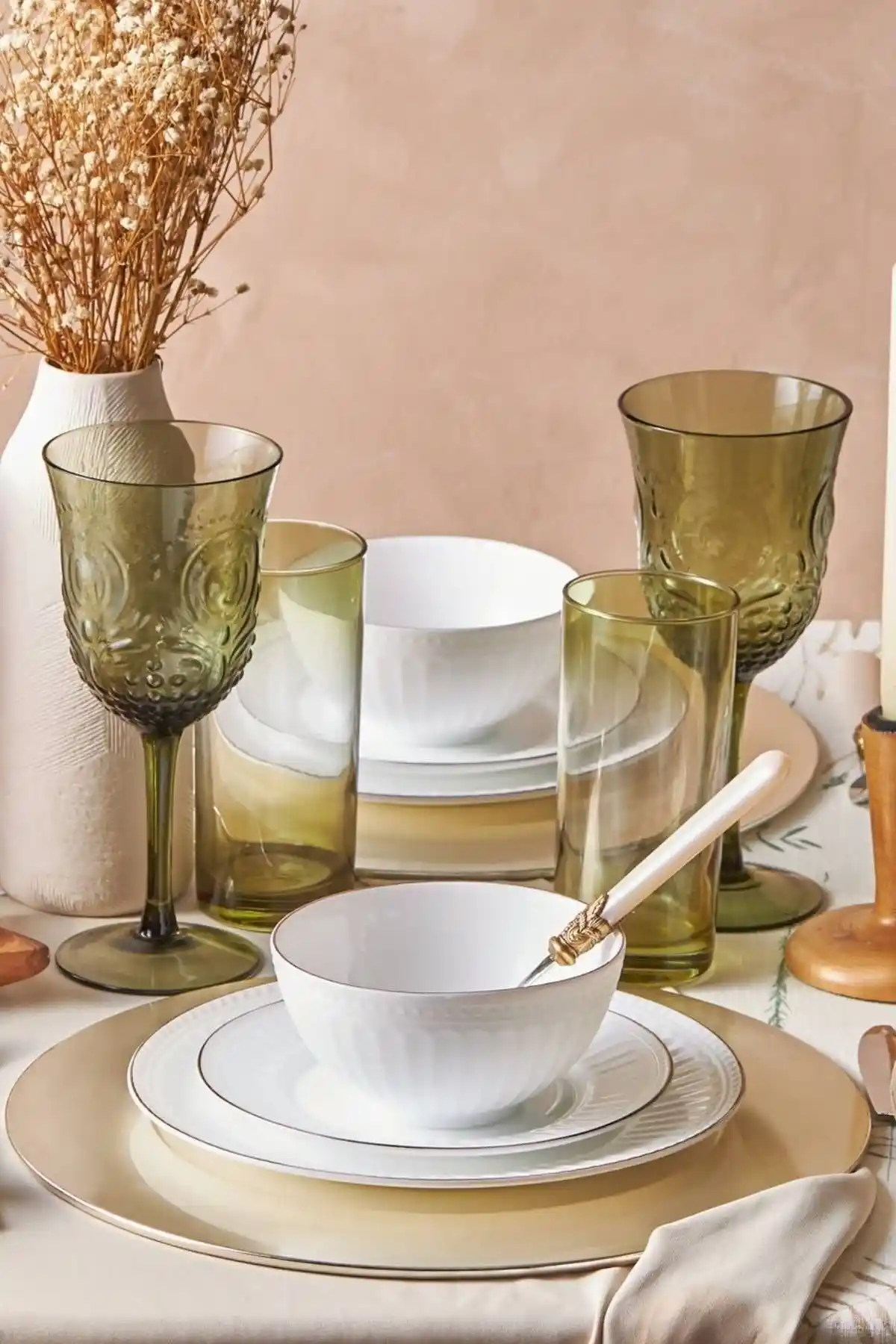 Opal Cam Yemek Takımı ile Dekorasyonunuza Zarafet ve Estetik Katın