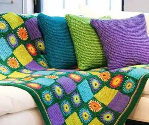 Örgü Kırlent Modelleriyle Ev Dekorasyonunuza Şıklık Katın ve Kişisel Dokunuşlar Ekleyin