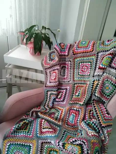 Örgü TV Battaniyesi Dekorasyonda Sıcak ve Şık Bir Dokunuş Sağlar