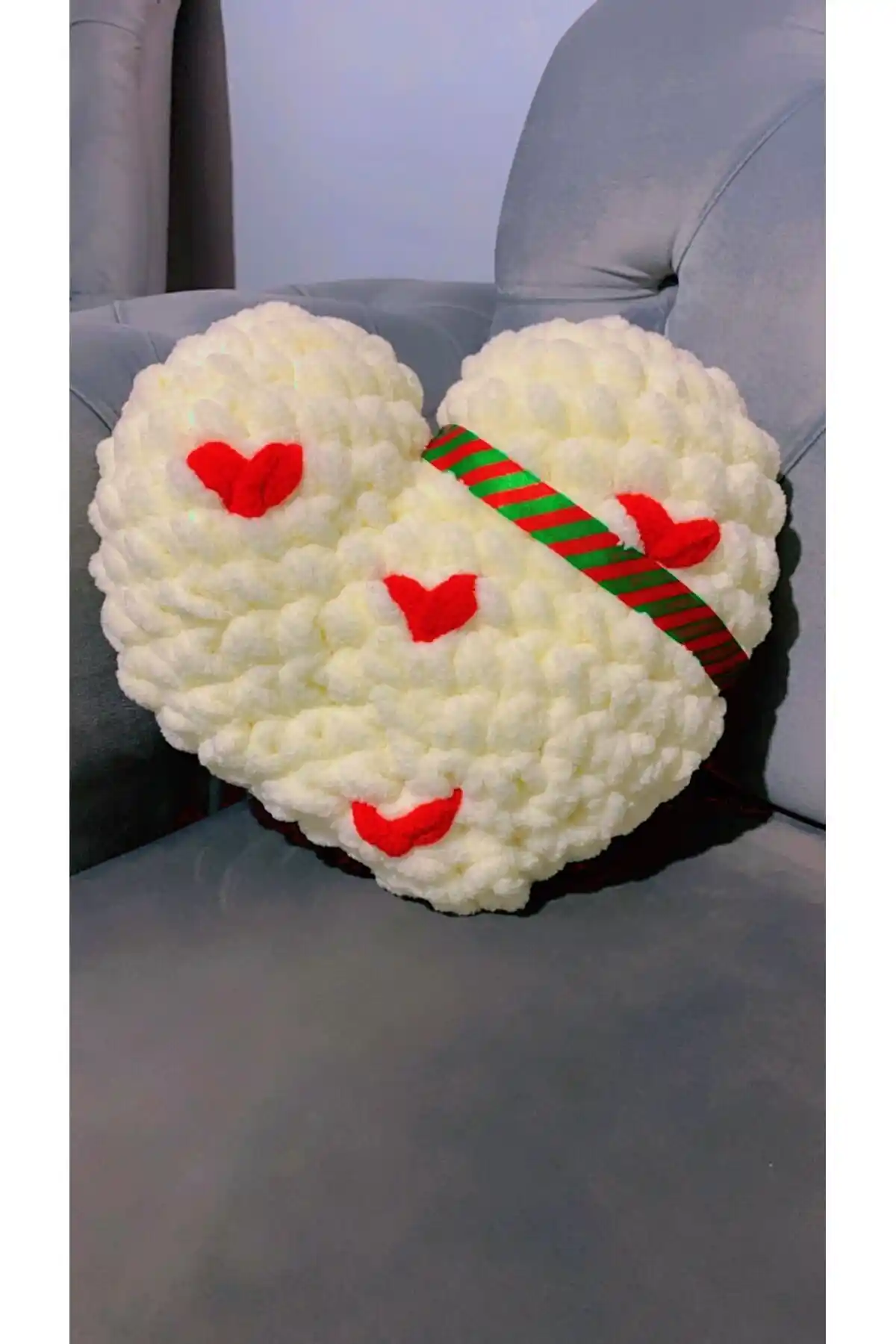 Örgü Yastıklarla Ev Dekorasyonunda Sıcaklık ve Estetik Yaratma Rehberi