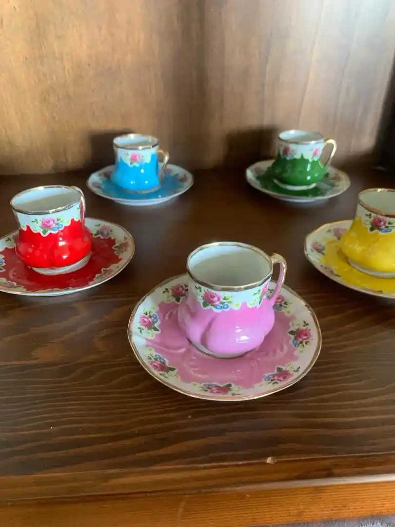 Osmanlı Fincan Takımlarıyla Zarif Dekorasyon ve Kültürel Atmosfer Yaratma