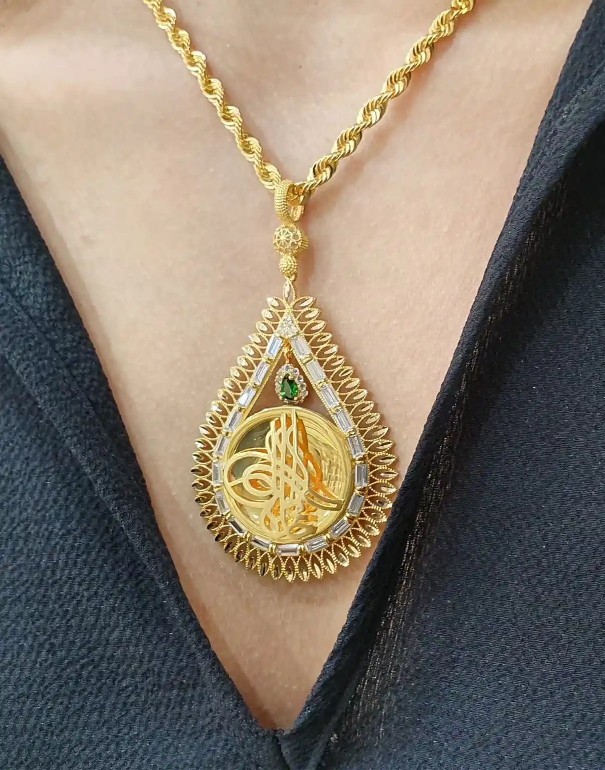 Osmanlı Tuğrası Kolye: Tarih ve Estetiğin Modern Dekorasyondaki Yansıması