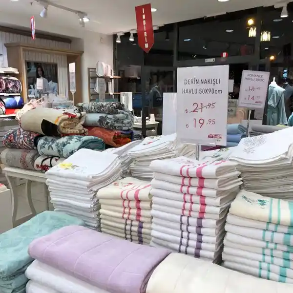 Outlet Ev Tekstili ile Dekorasyonunuzu Yenileyin Uygun Fiyatlı ve Şık Seçenekler