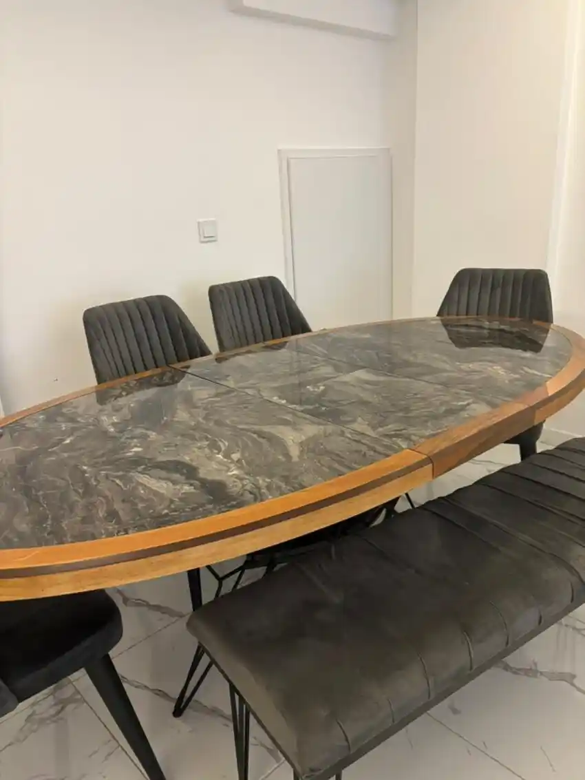 Oval Mermer Yemek Masası ile Dekorasyonunuza Zarif ve Fonksiyonel Bir Dokunuş