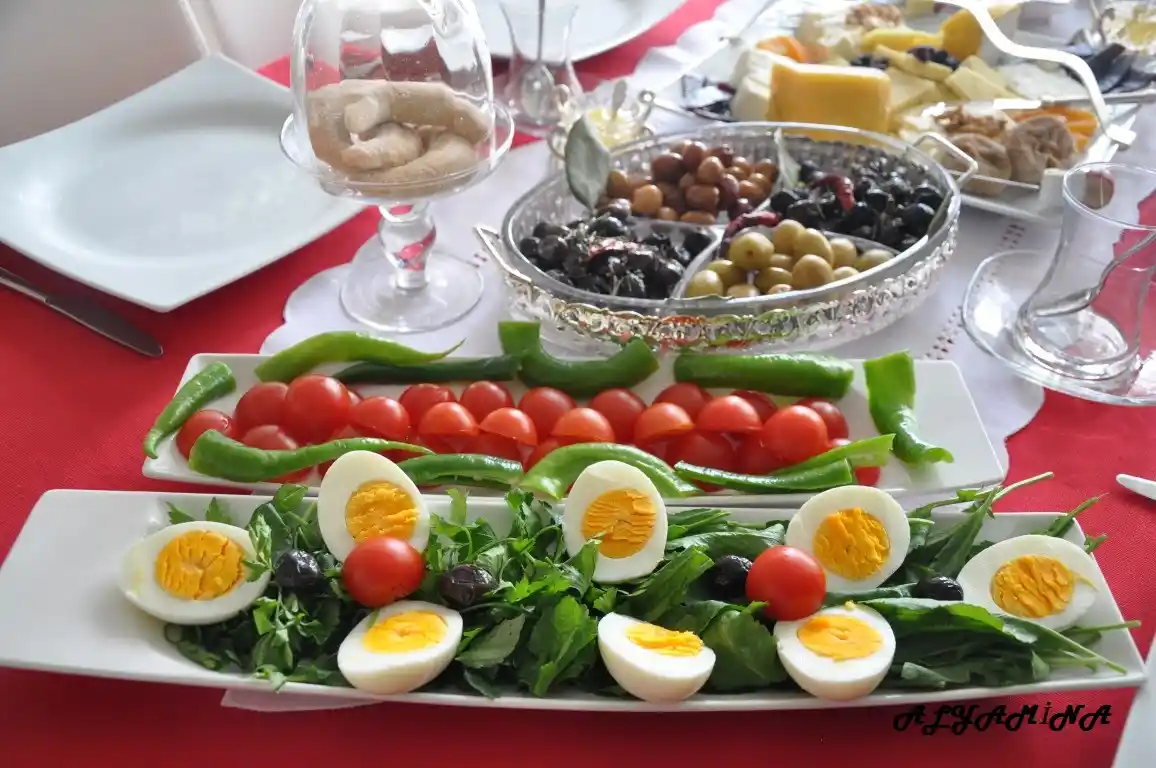 Özel Kahvaltı Sofrası Dekorasyonu İpuçları ve Şık Masa Düzeni Önerileri