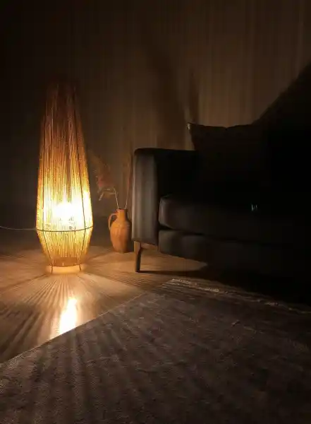 Özel Tasarım Lambaderler ile Mekanlarınıza Şıklık ve Fonksiyonellik Katın