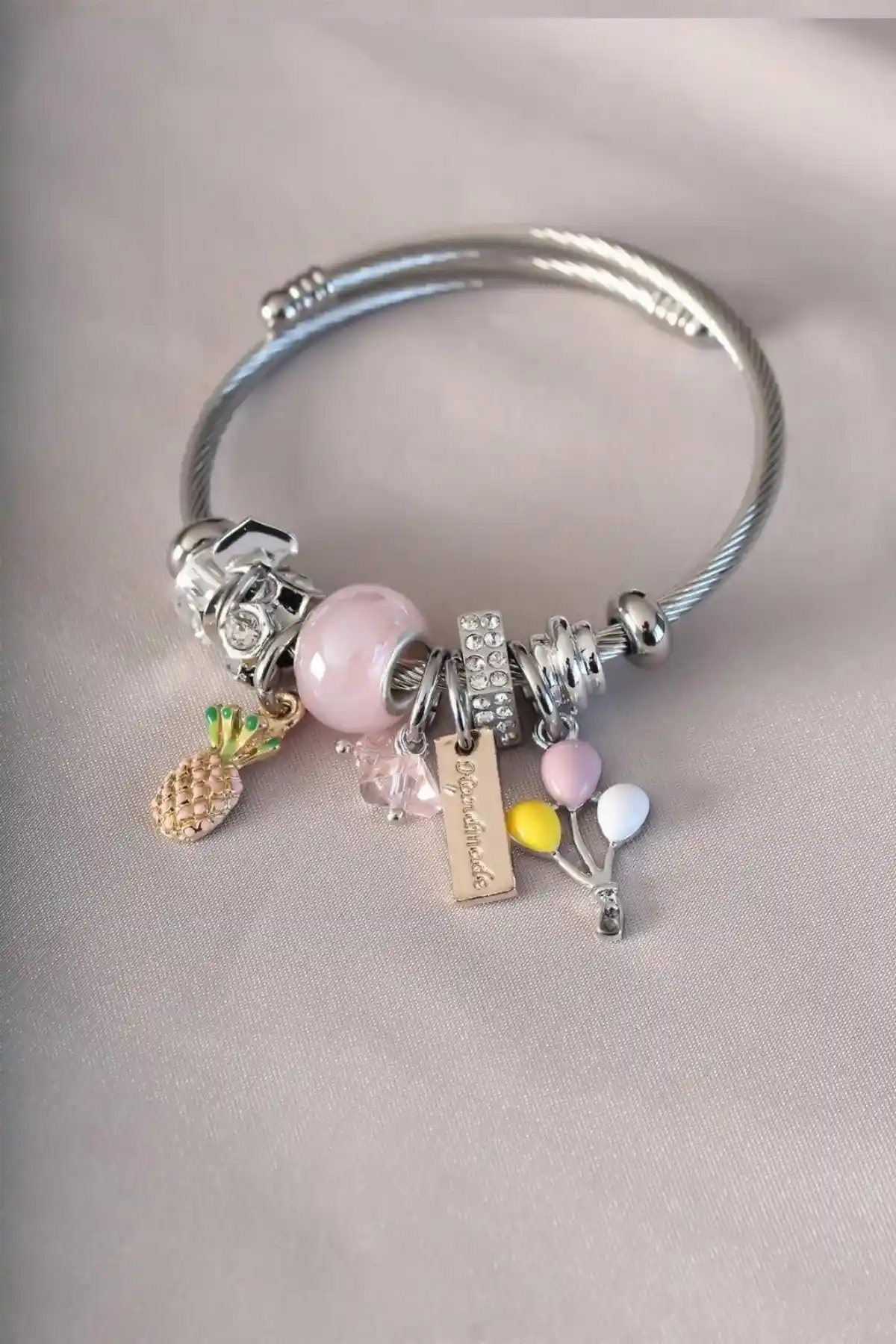 Pandora Charm Bileklikleri ile Dekorasyonda Yeni Trend ve Yaratıcı Kullanım Fırsatları