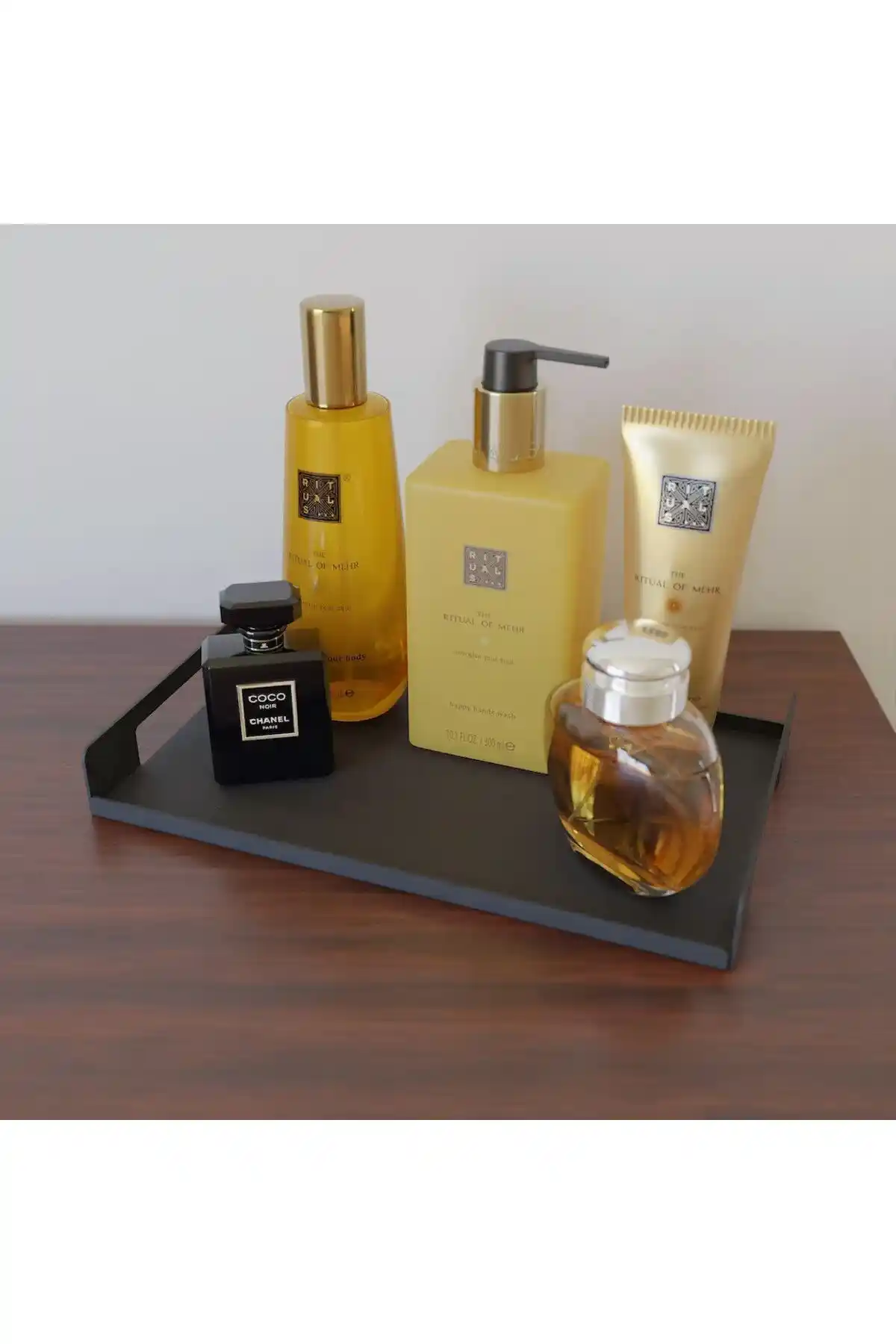 Parfüm Tepsisi Dekorasyonunda Şıklık ve Fonksiyonellik Bir Arada