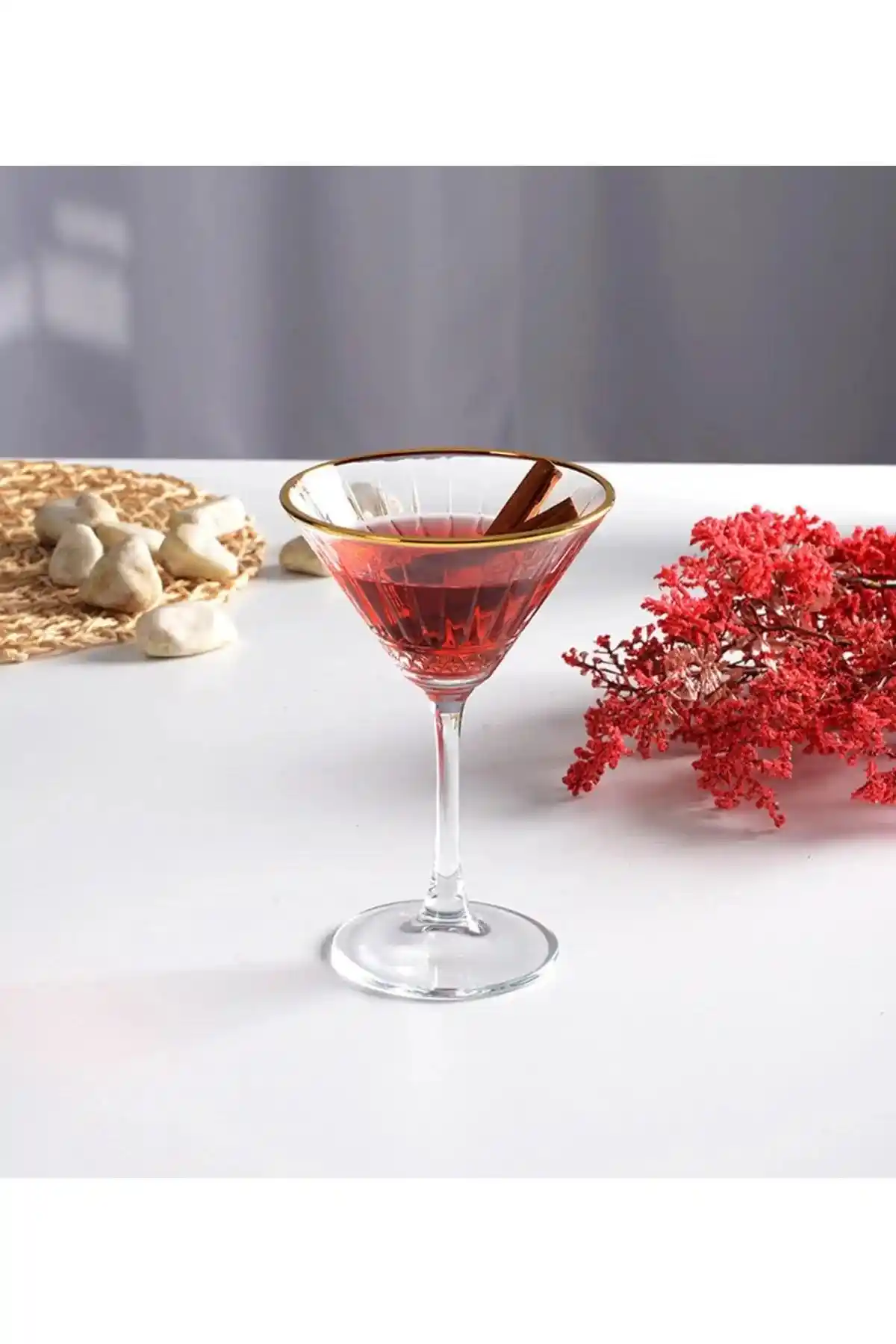 Paşabahçe Ayaklı Bardak ile Dekorasyonunuza Şıklık Katmanın Yolları