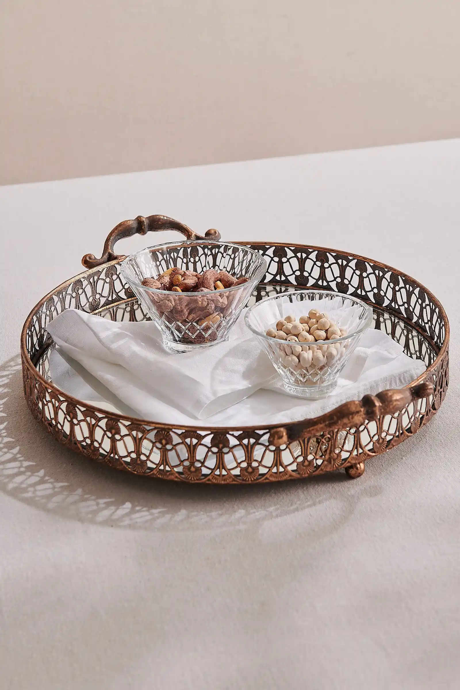 Paşabahçe Dekoratif Cam Tepsi: Şık ve Çok Amaçlı Ev Dekorasyon Aksesuarı