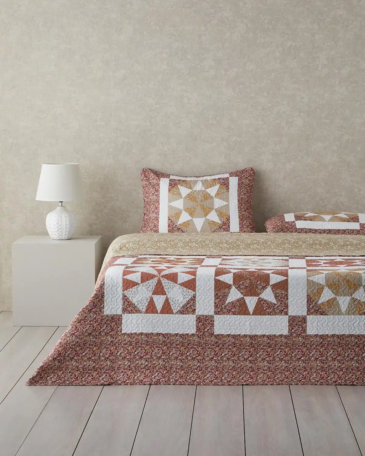 Patchwork Yatak Örtüsü Dekorasyonda Renkli ve Fonksiyonel Bir Seçenek