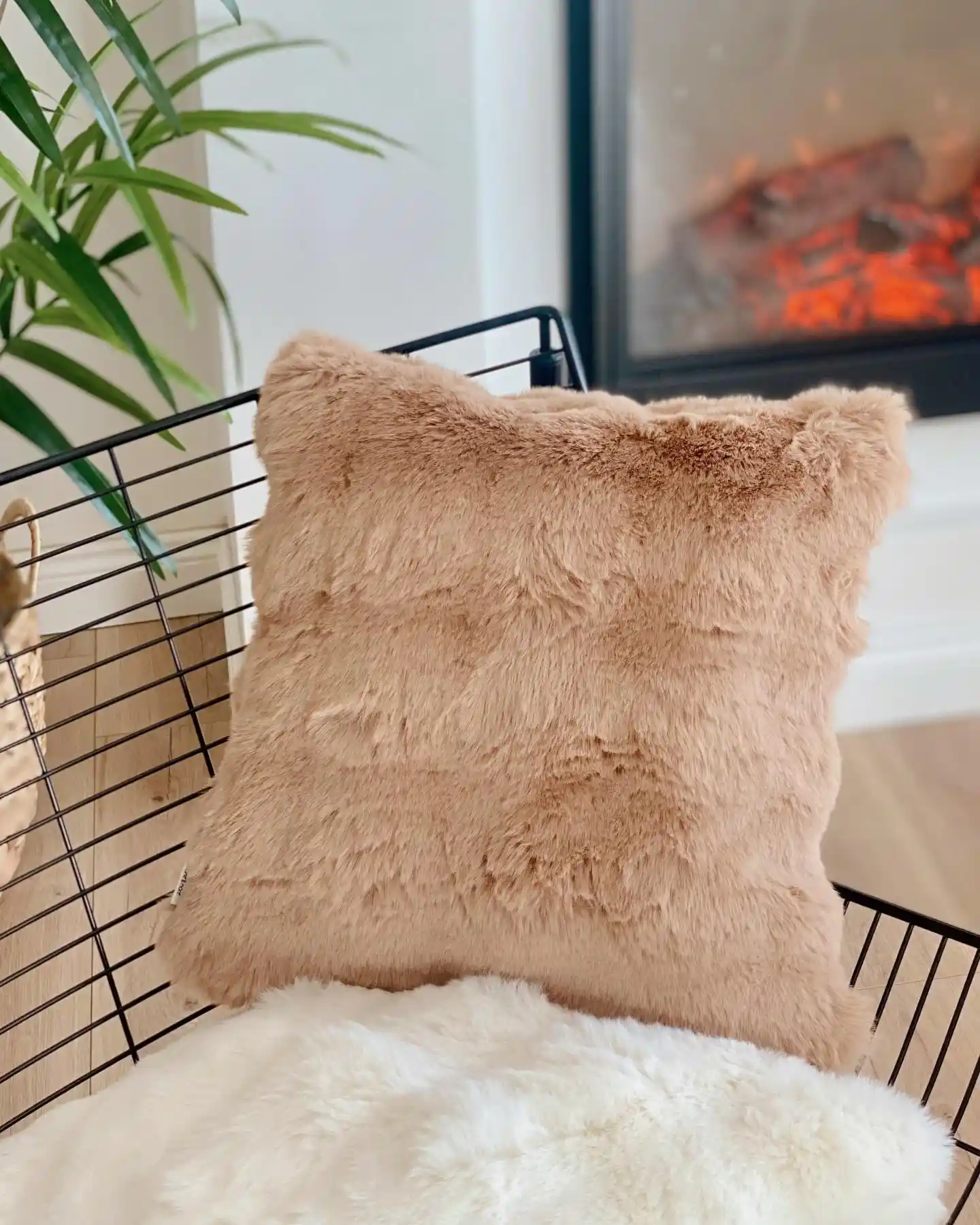 Peluş Kırlent Kılıfı ile Dekorasyonunuza Şıklık ve Sıcaklık Katın